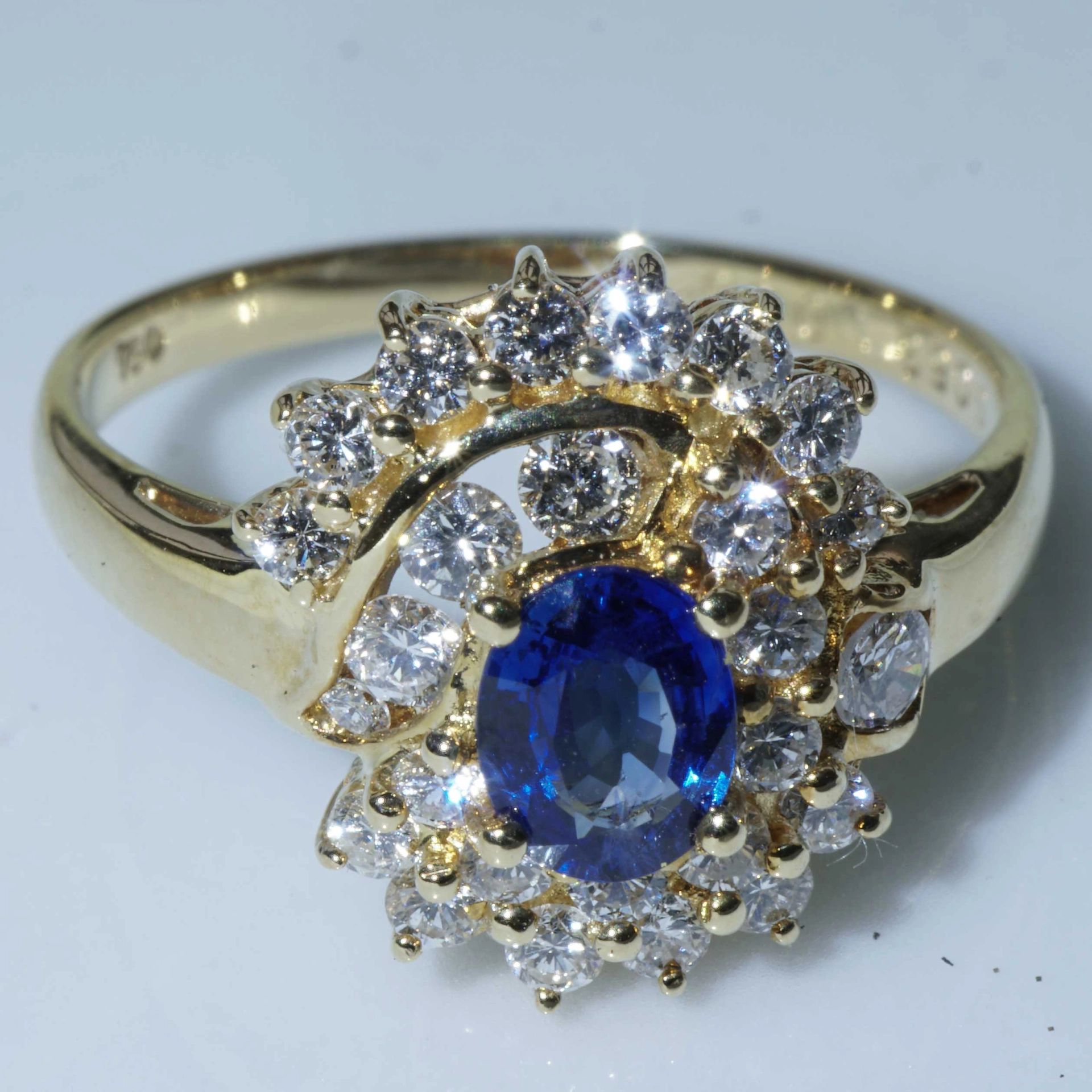 Sapphire Brilliant Ring 18kt Yellowgold 0.53 ct 0.65 ct wonderful royal Blue