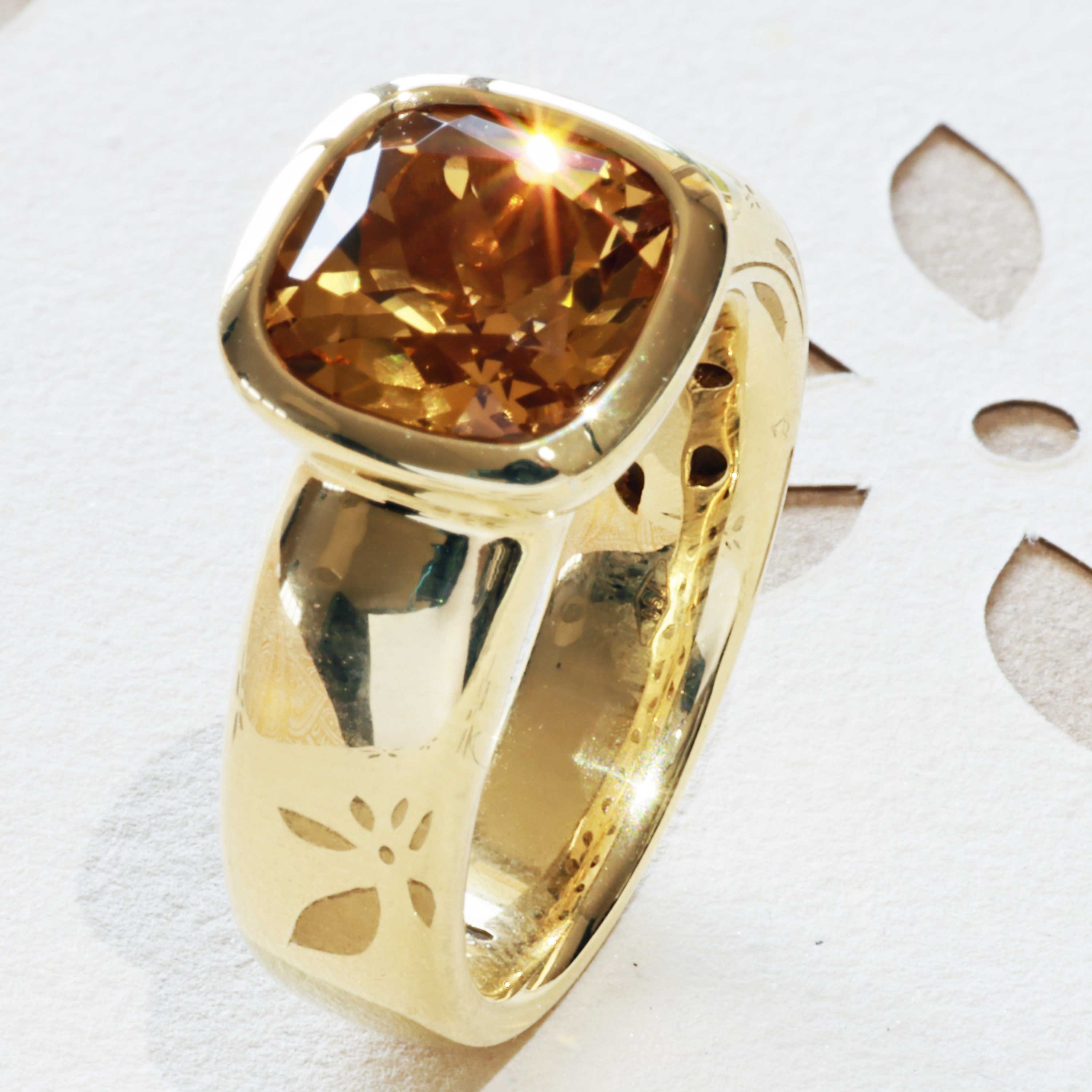 Citrin Ring 750 Yellow Gold Valenza..... bella Italia.... small Cardinal Ring... so trendy 