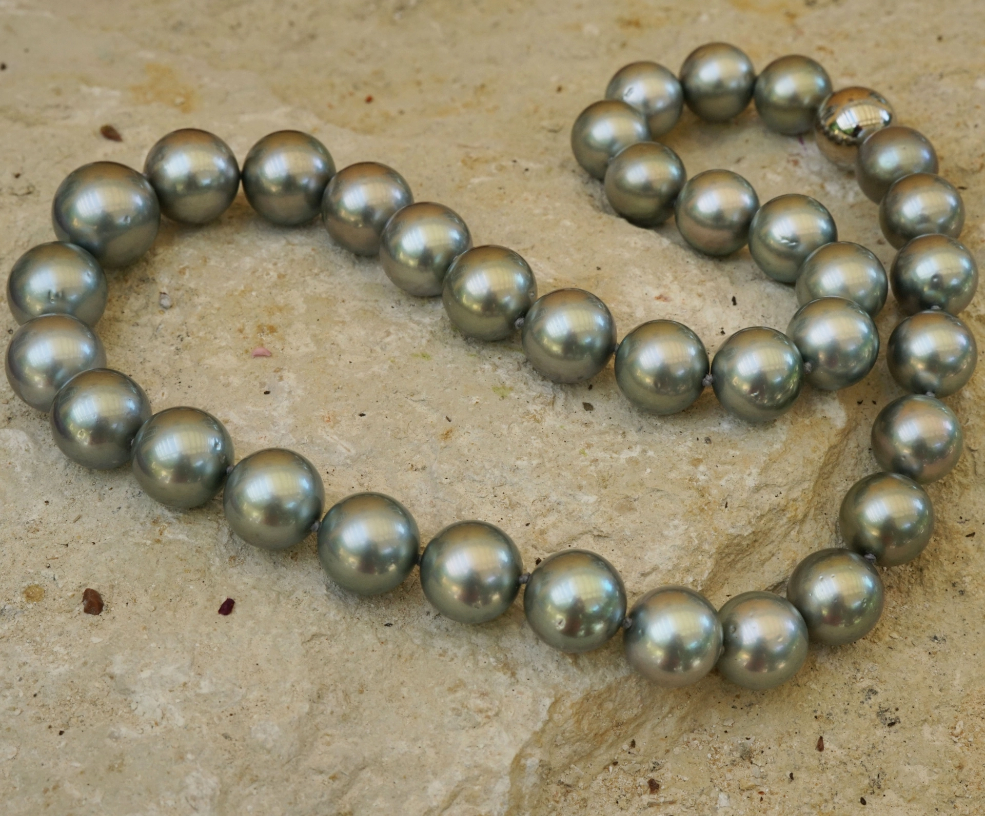 Tahiti Zucht Perl Collier AAA+ Grau Grünlich 13,3-10,2 mm rund verlaufend