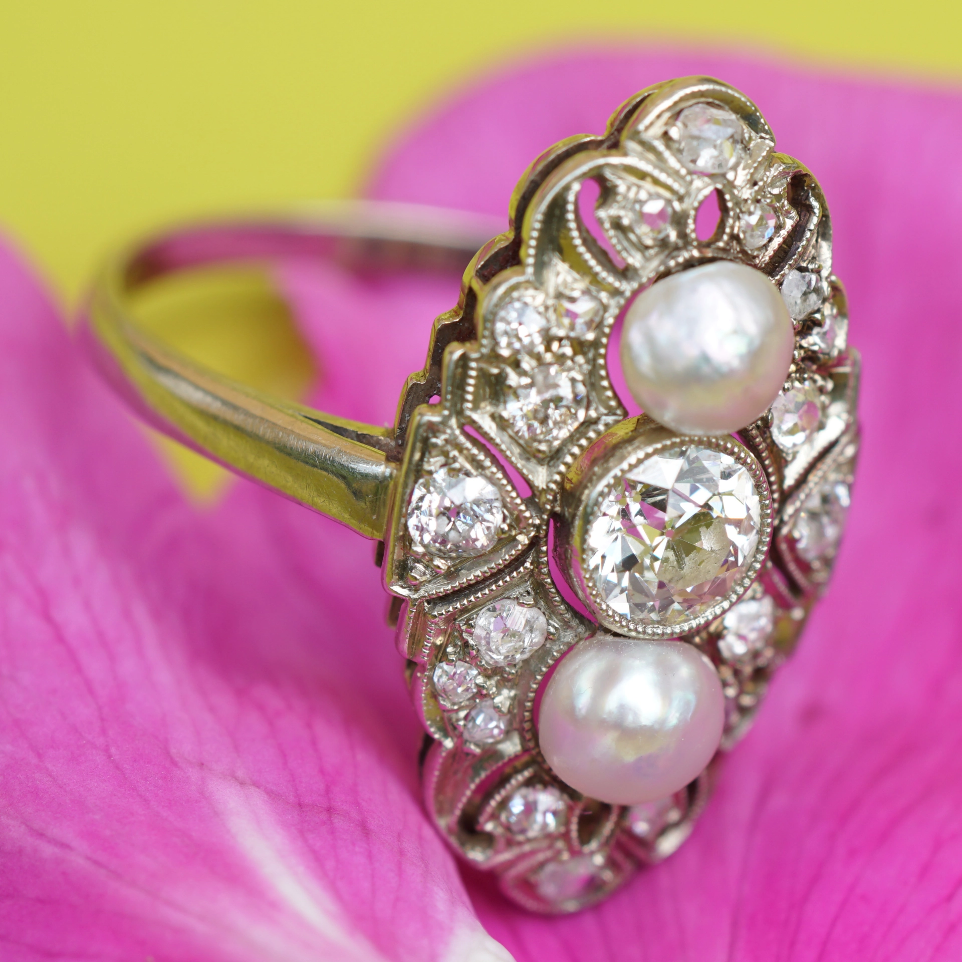 Art Deco Ring um 1930 Platin mit Orientperlen und Altschliffbrillanten und Diamantrosen