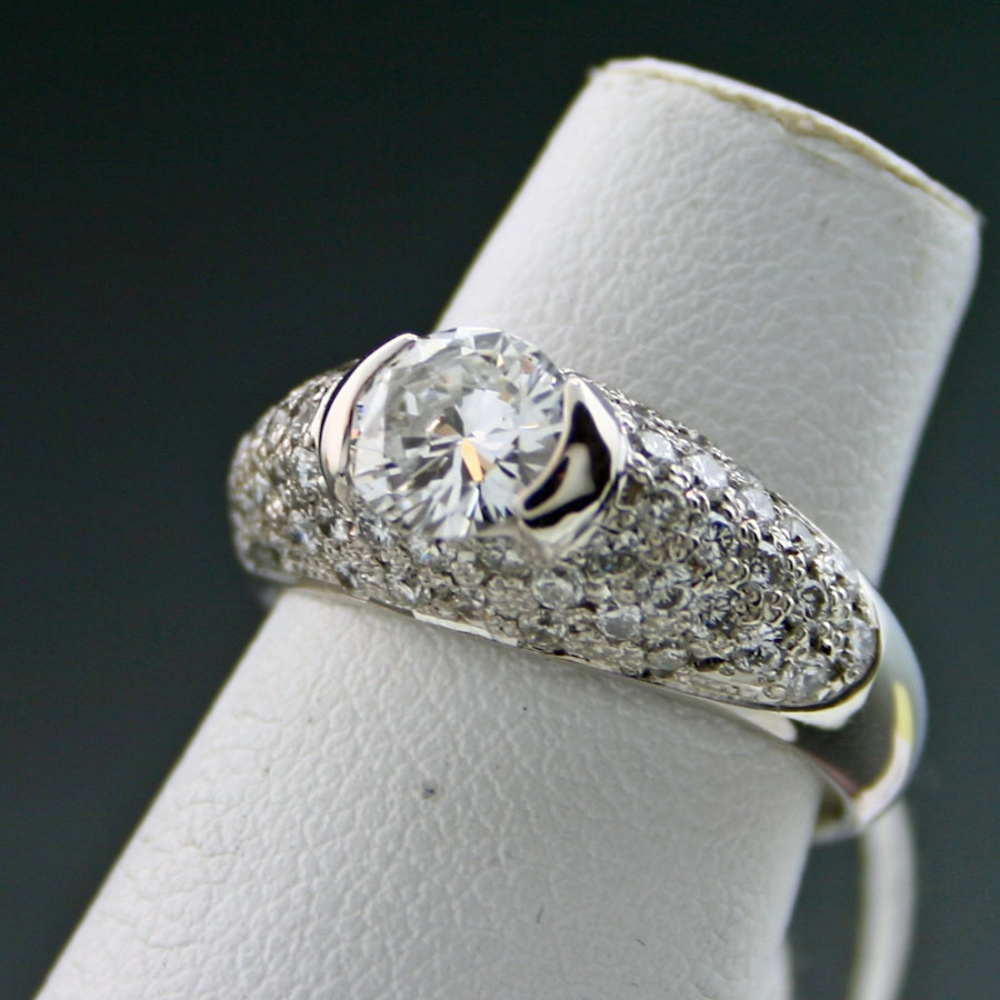 Brillant-Ring, 900er-Platin,0.68 ct Solitär-Brillant, 0.70 ct Besatzdiamanten,total 1.38 ct Brillant
