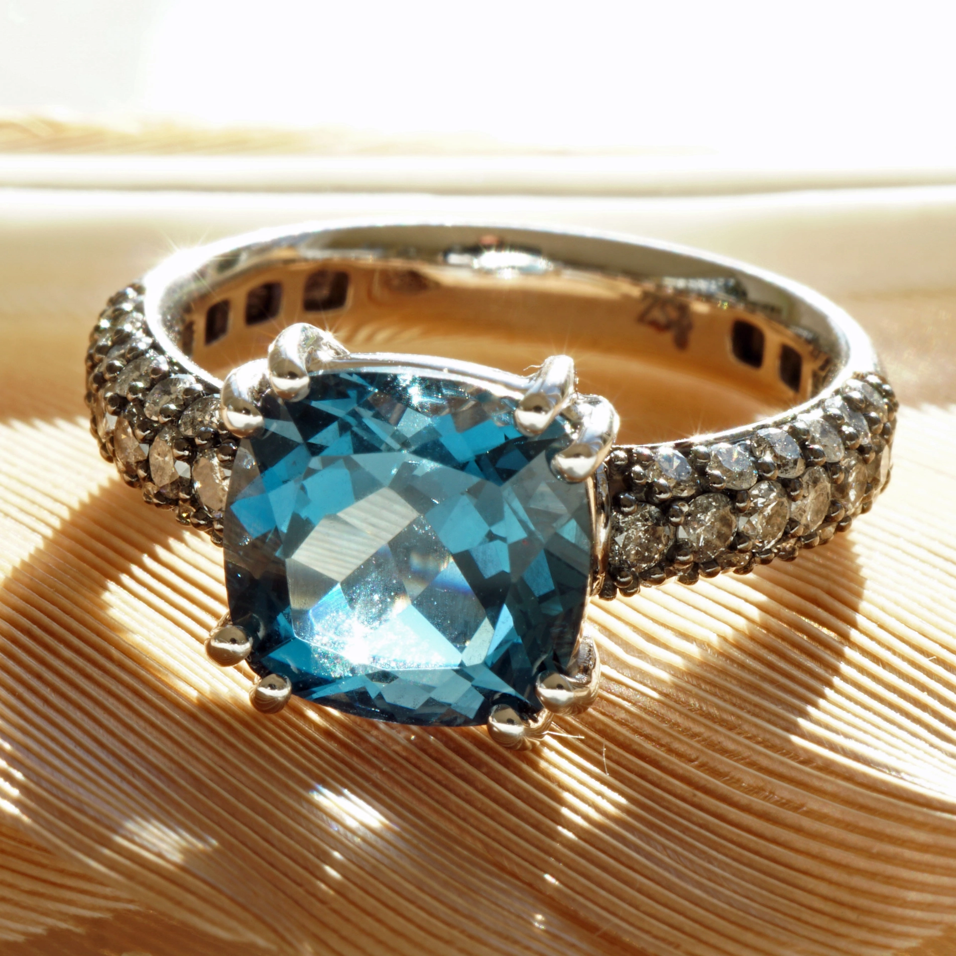 Blue and Grey....what a Cool Combination....Whitegold Ring 18 kt Topaz and Diamonds