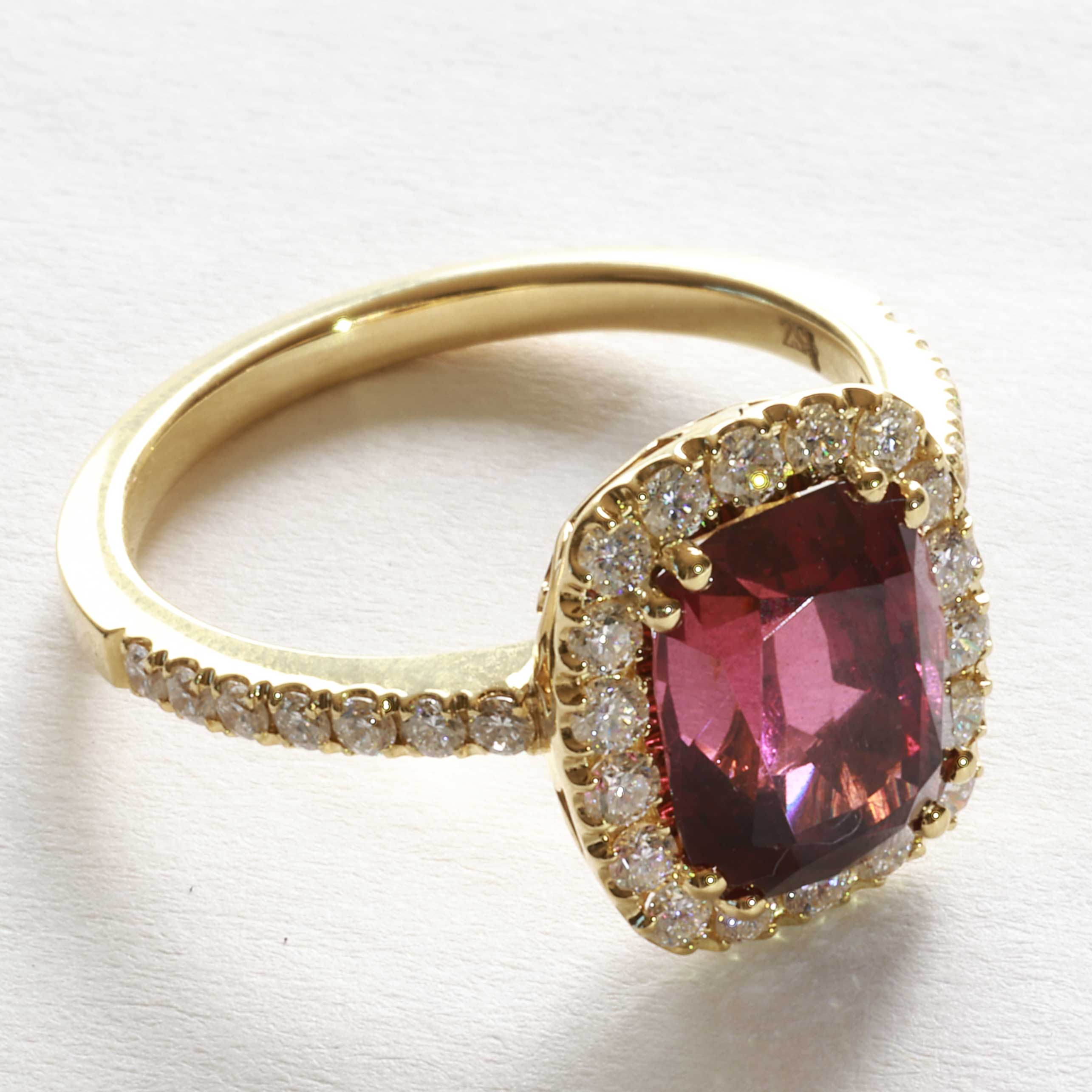 Rhodonite Brilliant Ring 3.34 ct 0.55 ct 750 Yellow Gold... more beautiful than the most expensive Ruby Ring
