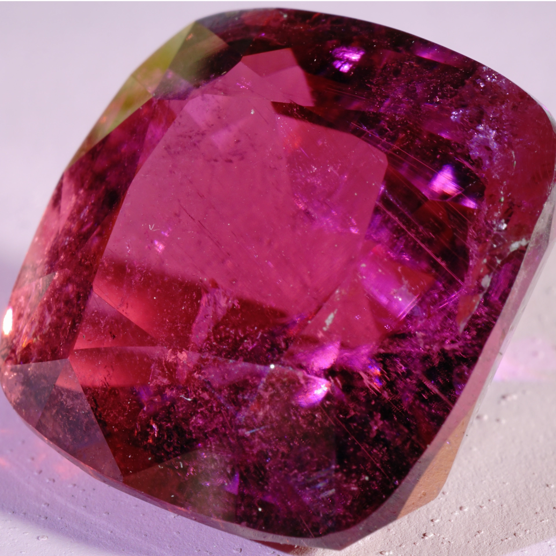 Rare Rubellite from Afghanistan 23.10 ct red-pink Exception of Luminosity AAA+
