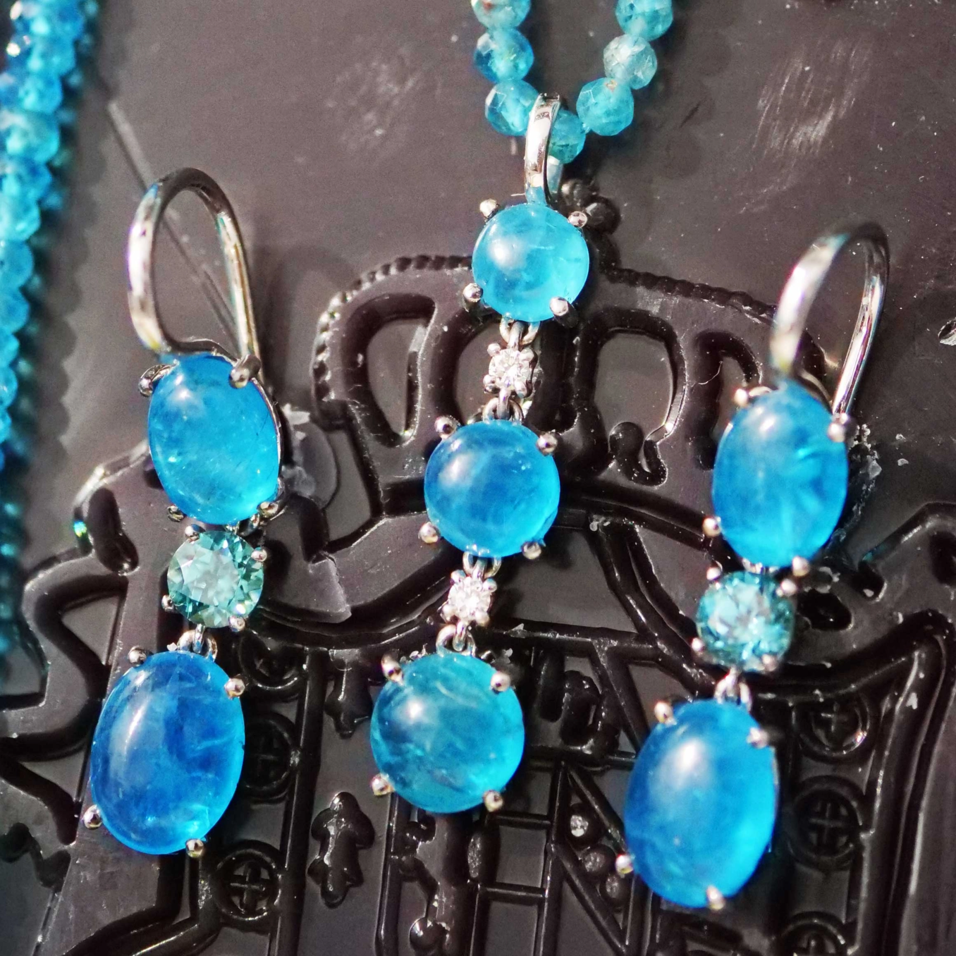 Pendant NEON Colors Apatite and Brilliants 18 kt White Gold....great Setting made in Italy