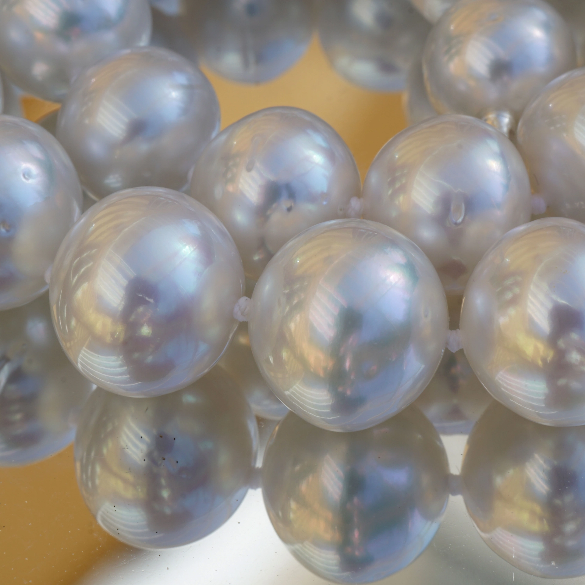 White South Sea cultured Pearl Necklace of approx. 13.4 x 10 mm AAA-AA
