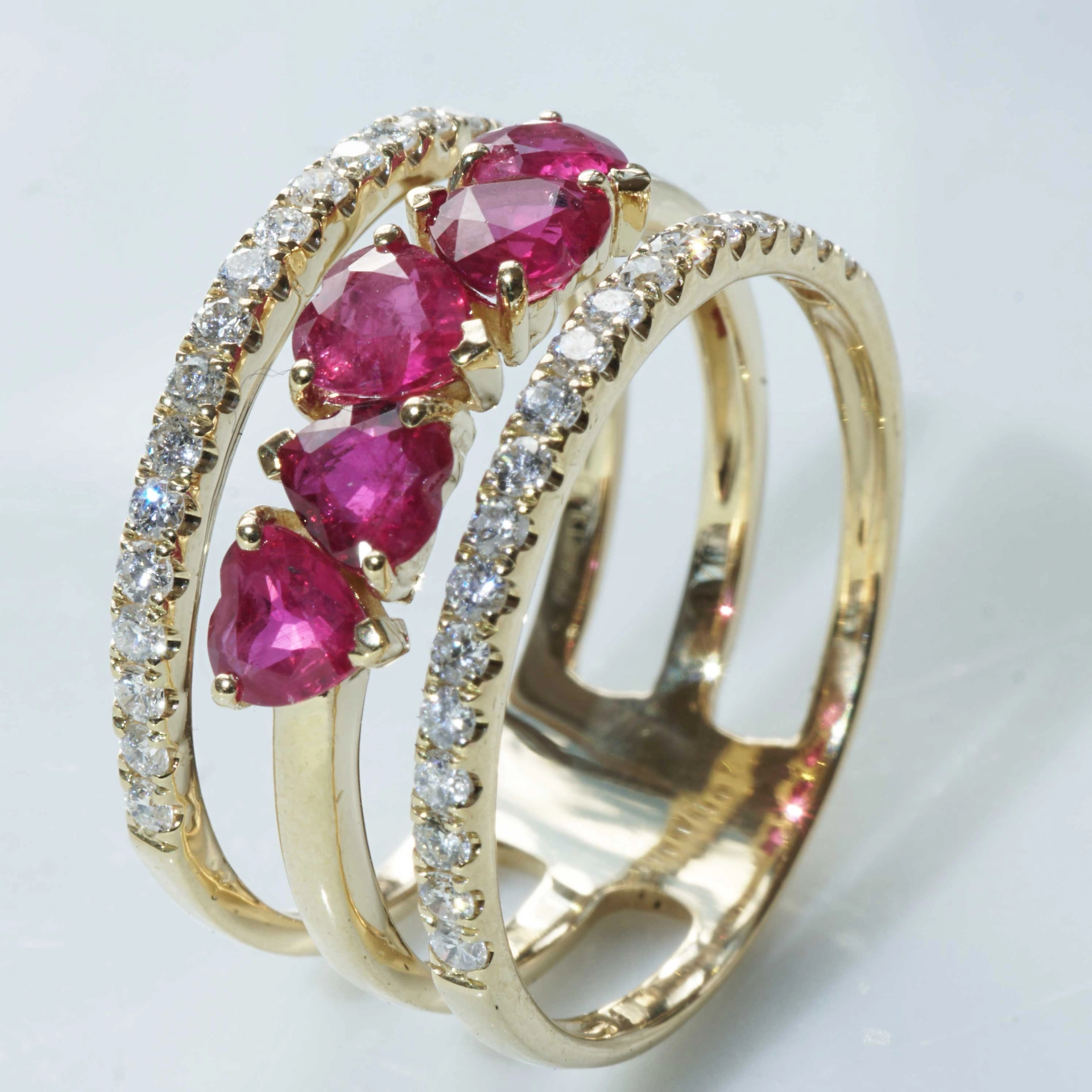 Ruby Brilliant Ring 18 kt Yellowgold....5 Hearts for special occasions....