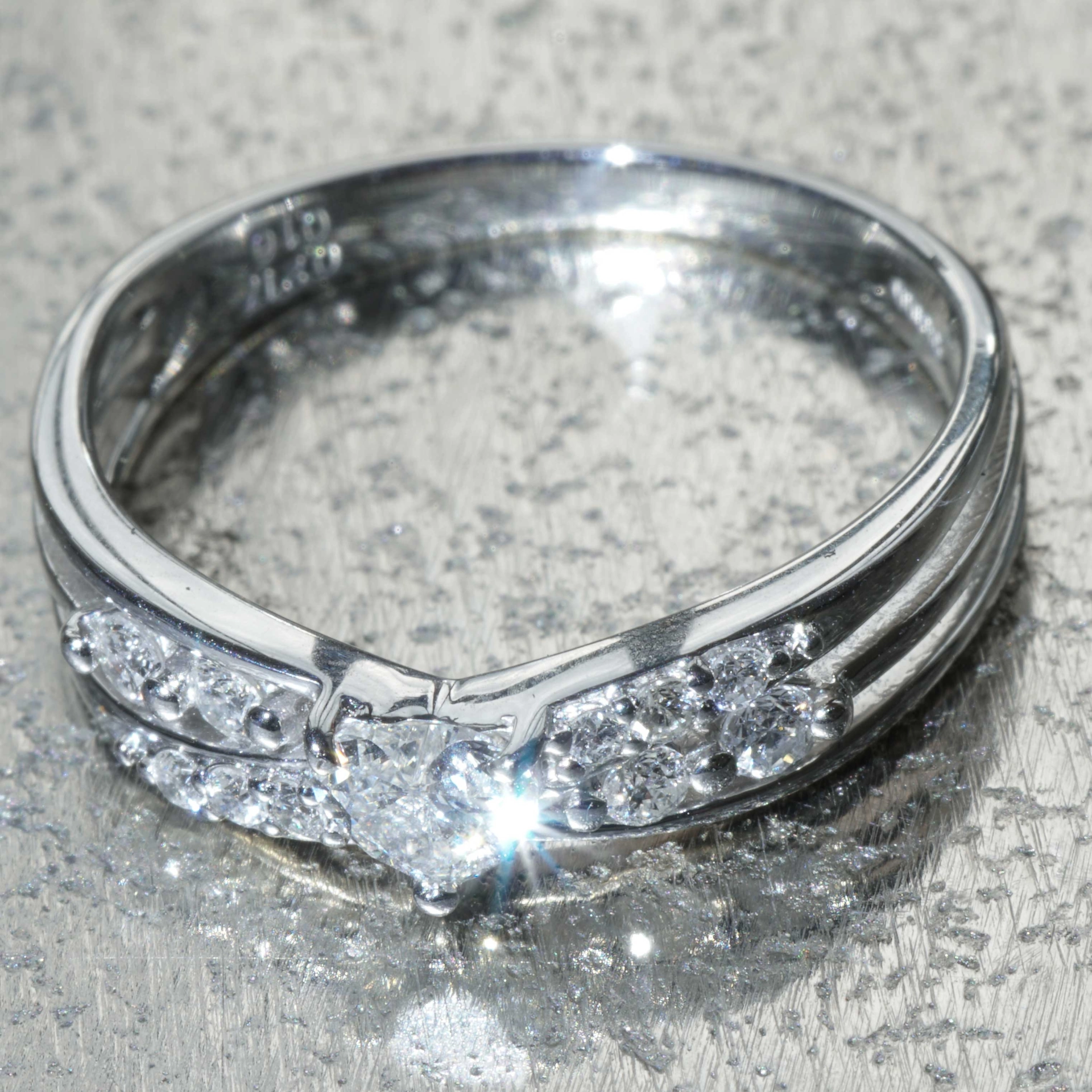 Heart Diamond Platinum Ring TW VVS beautiful solid Design 19x8x3 mm