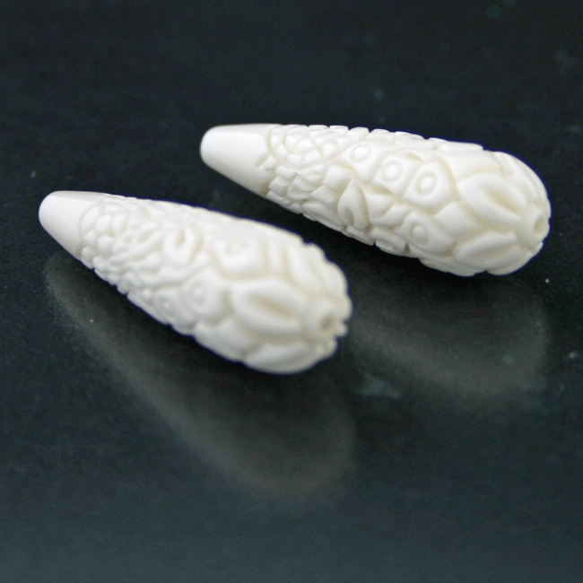 Beinschnitzerei, Pampel, ca. 3 x 1 cm