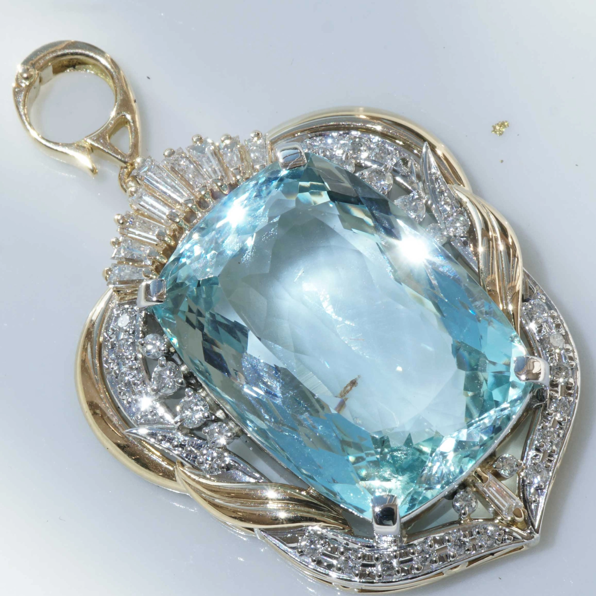 Aquamarine Brilliant Pendant 24.5 ct 18kt Yellow Gold..intensive Color rare