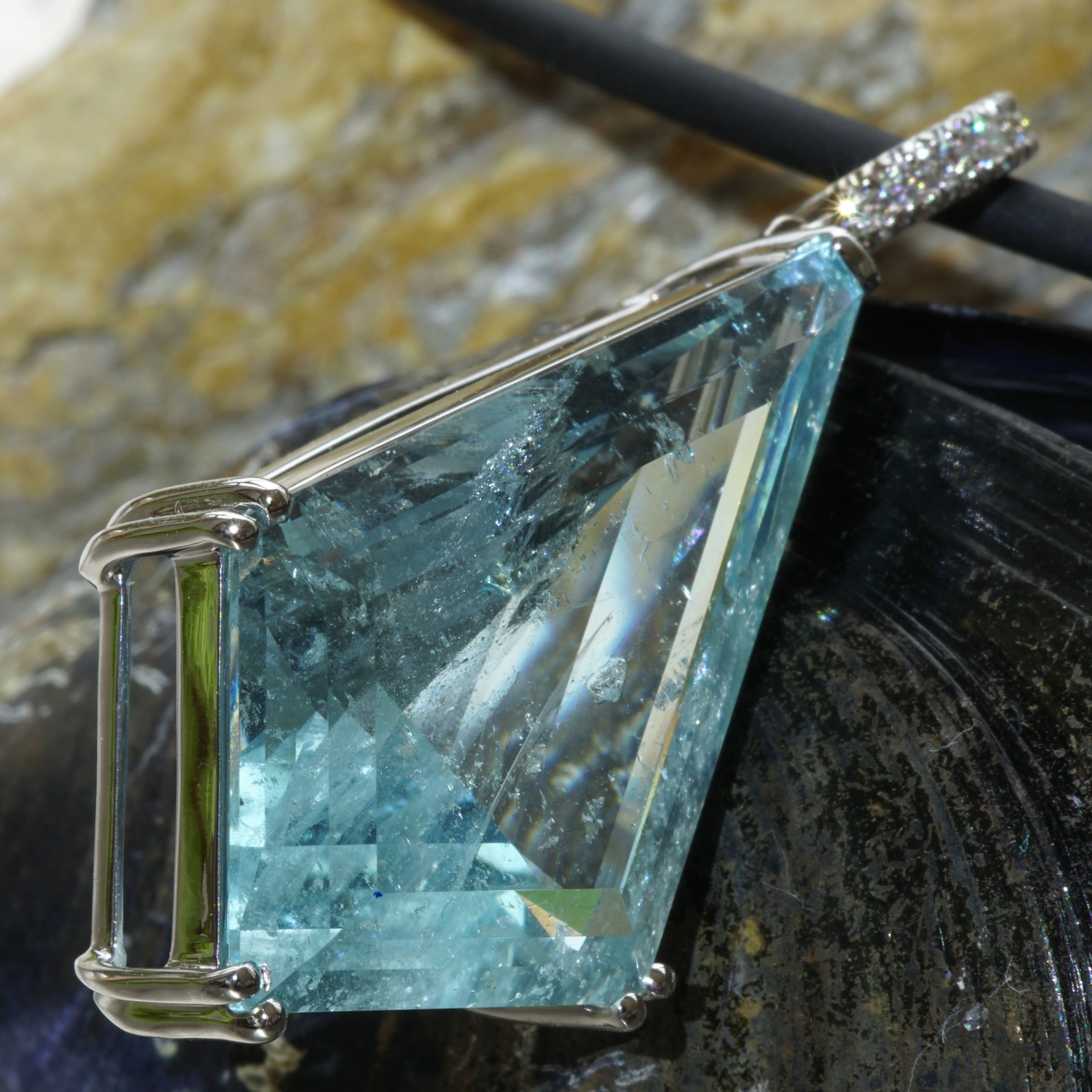 Dragonshape Aquamarin Pendant Whitegold..dark Color