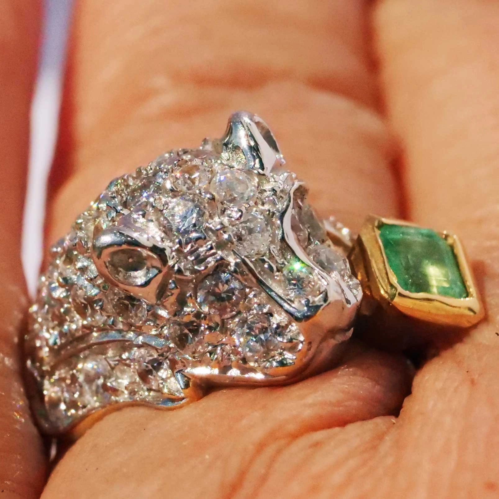 Emerald big Cat Ring 18 kt White Gold 0.25 ct beautifully designed