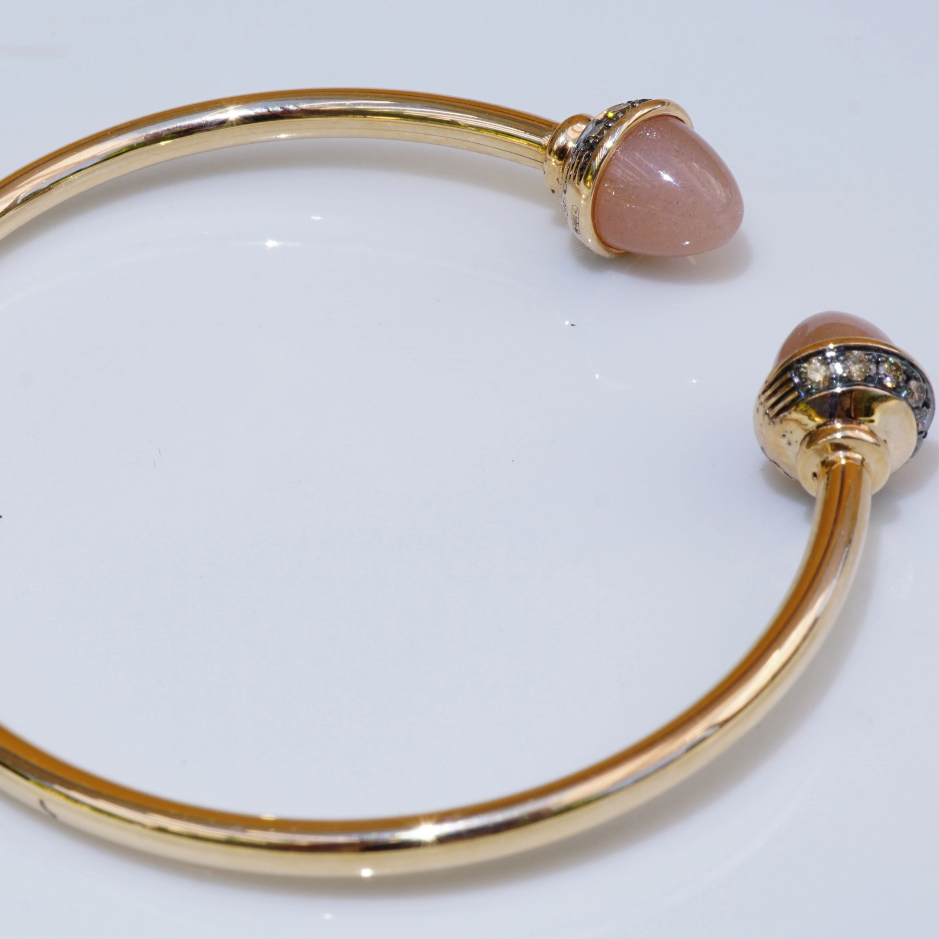 Moonstone and light brown Diamond Bracelet 18 kt Rosegold 5.80ct ...what a combination!