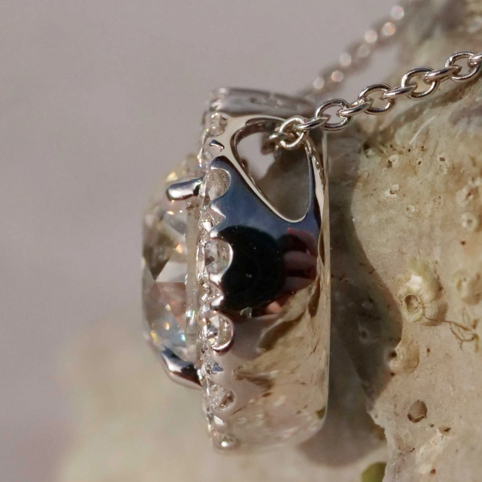 Pendant 18 kt White Gold Round full cut brilliant approx. 2.00 ct, H (white) / SI2 (small inclusion ) with HRD report Cut Good