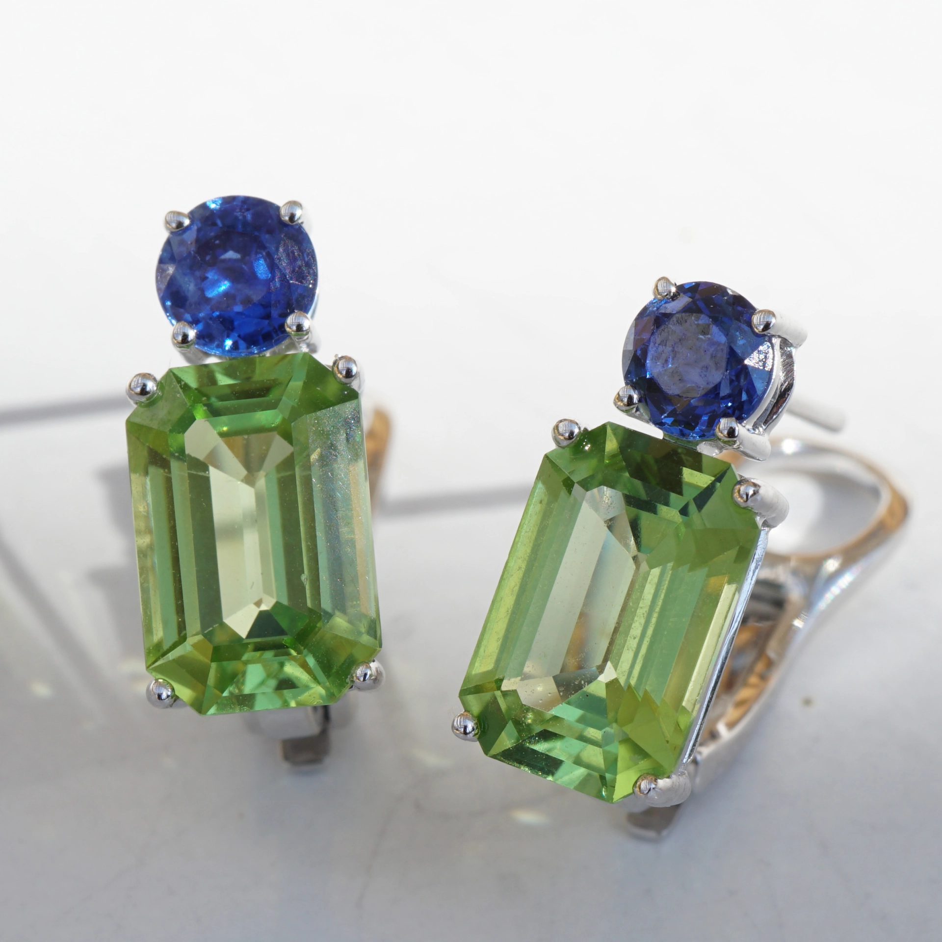 Saphire Peridot Earrings 18 kt White Gold.....High End Quality....Neon Mint Green