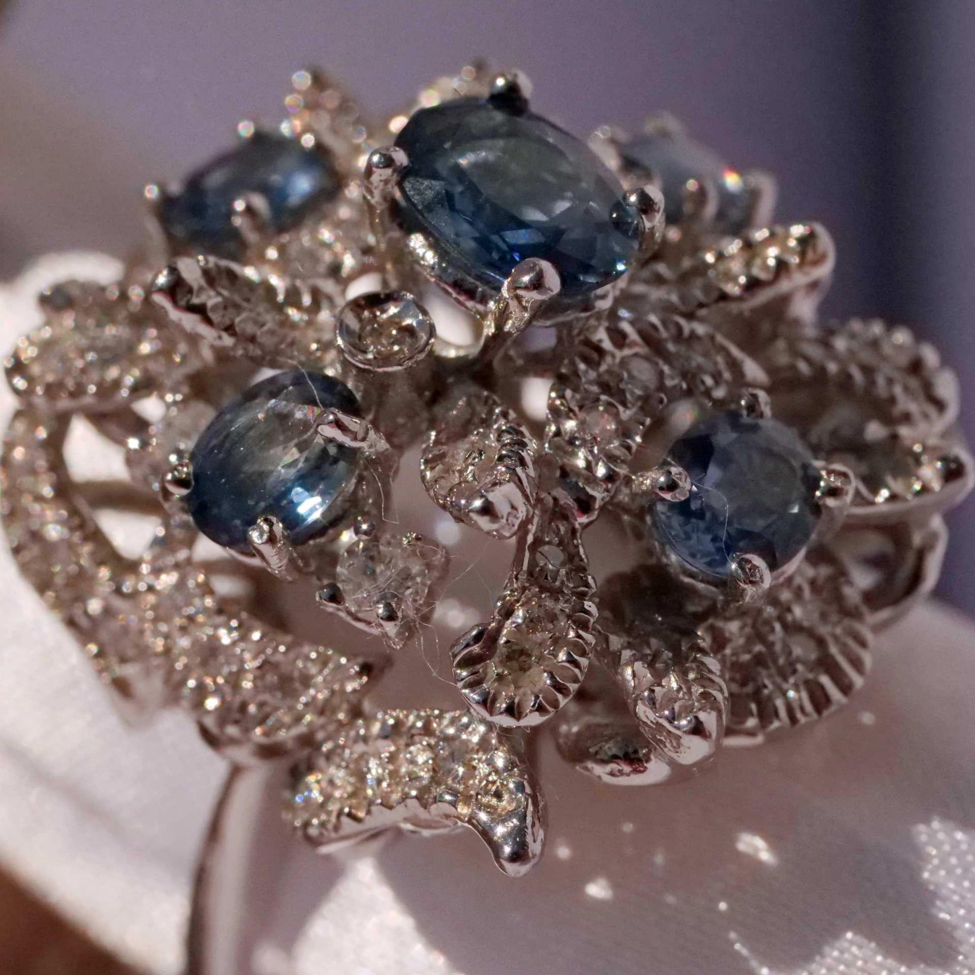 Representative Sapphire Diamond Ring of a special kind 18 kt White Gold 21 x 21 mm