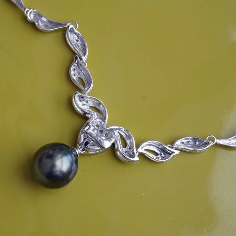 Tahiti-Zuchtperl-Collier-750er-Weißgold-0.28 ct Brillanten