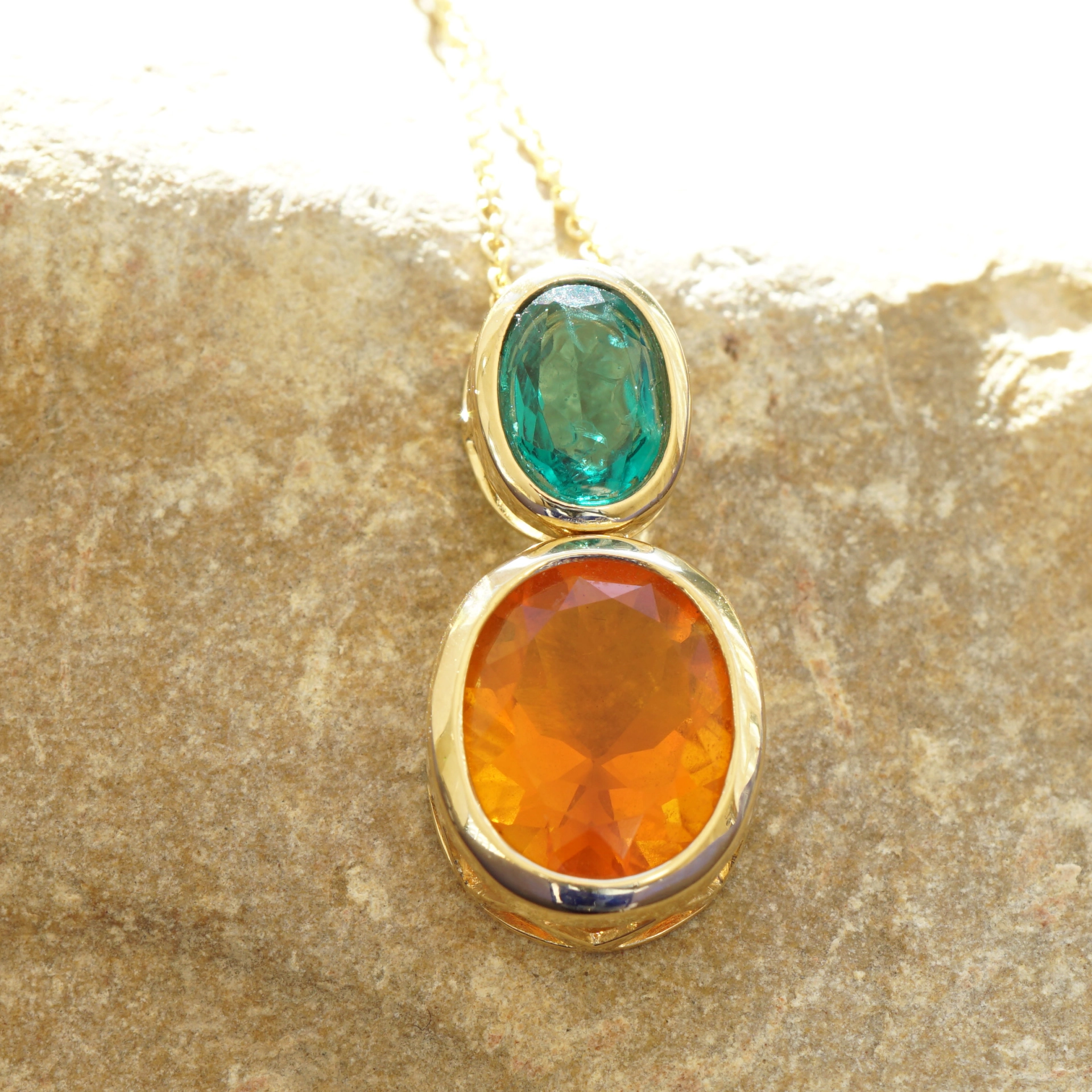 Smaragd Feueropal Anhänger m. Kette 750er Gelbgold 2.24 ct 0.66 ct AAA+