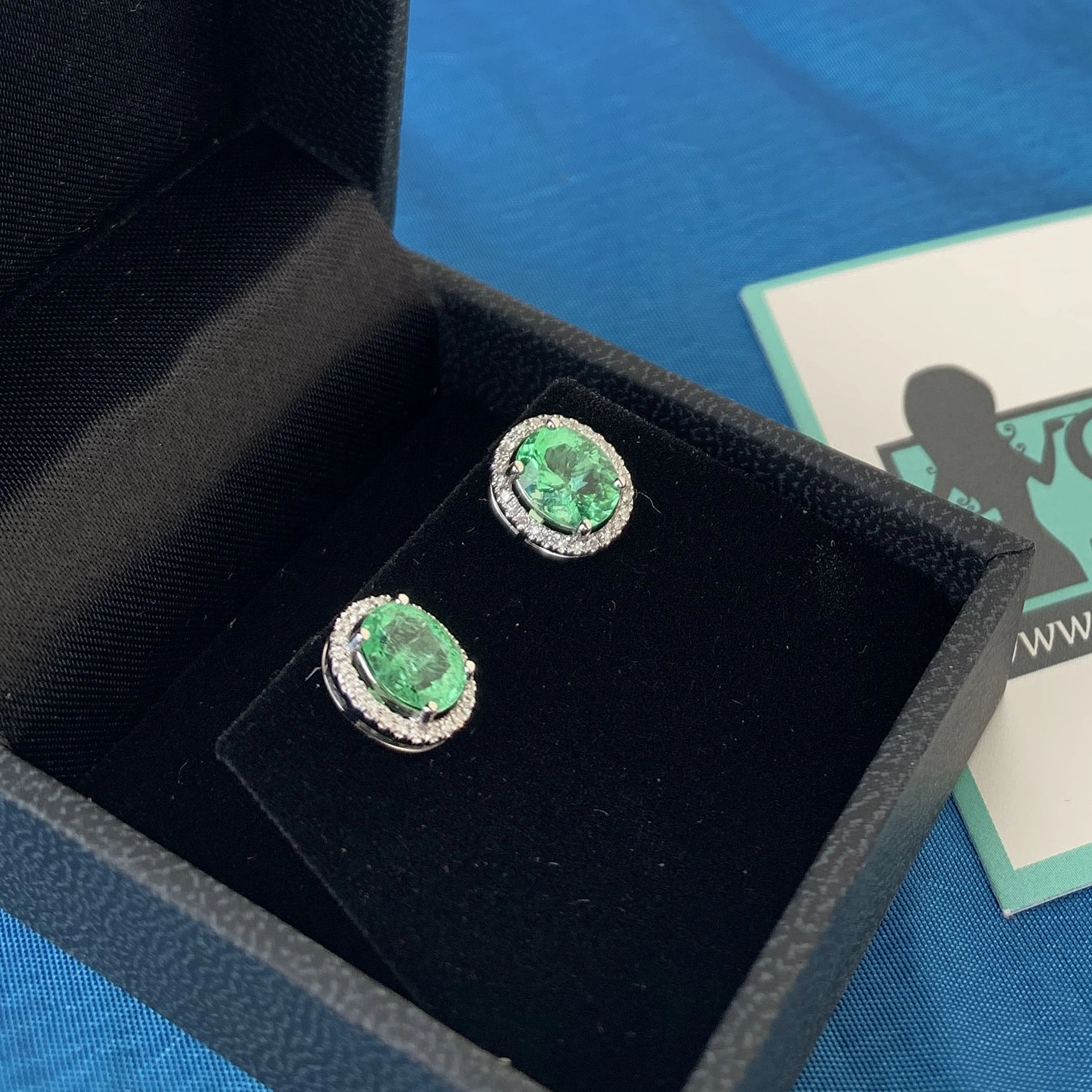 Paraiba Turmalin Ohrstecker 1.70 ct AAA+ 750er Weissgold Diamanten 7x5,5 mm