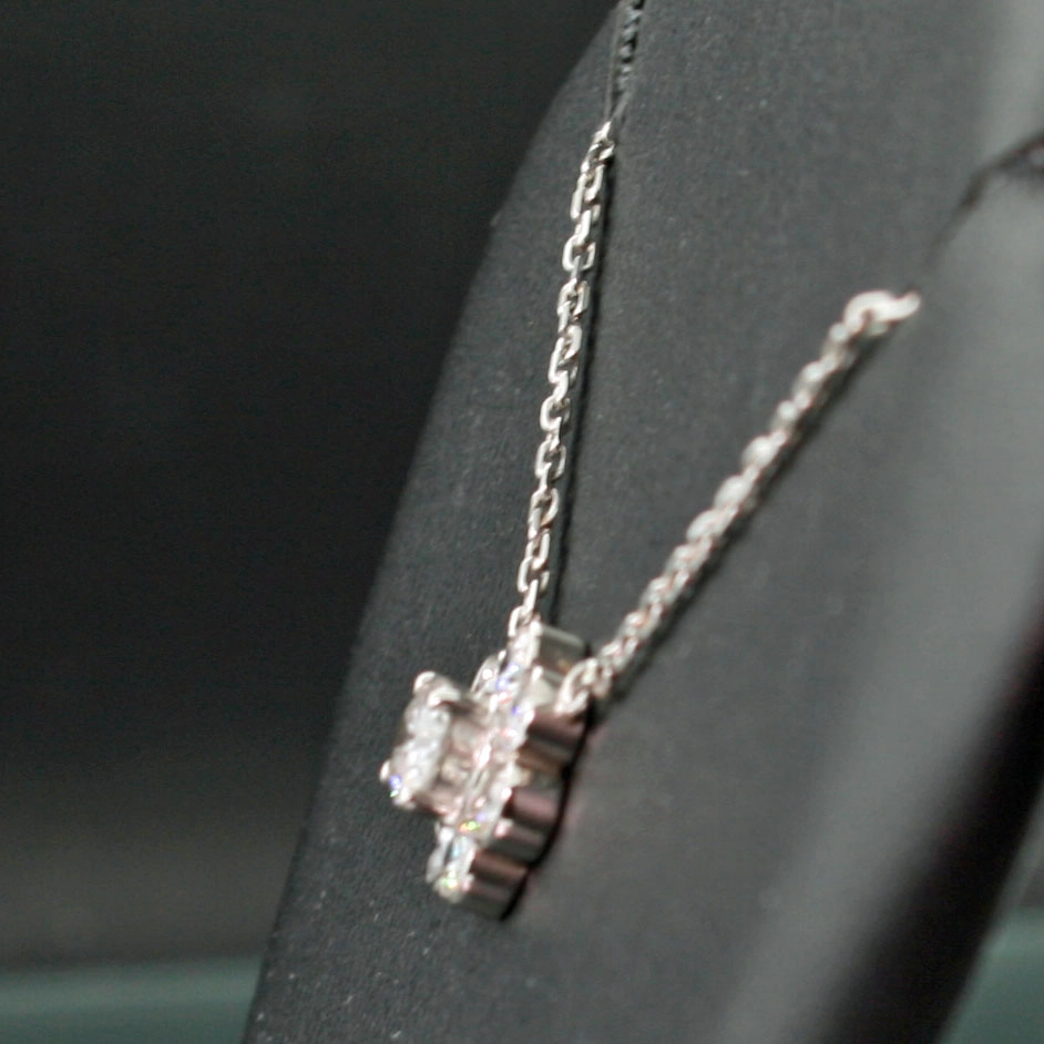 Diamant-Anhänger mit Kette, 900er-Platin,Mittelstein 0.43 ct, Besatzsteine 0.71 ct