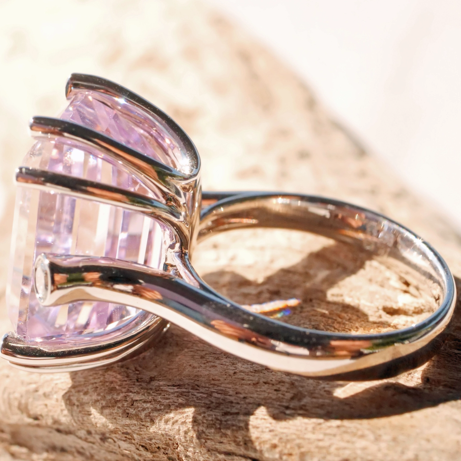 Kunzite Brilliant Ring 18 kt White Gold 18.64 ct 0.13 ct.....very chic set