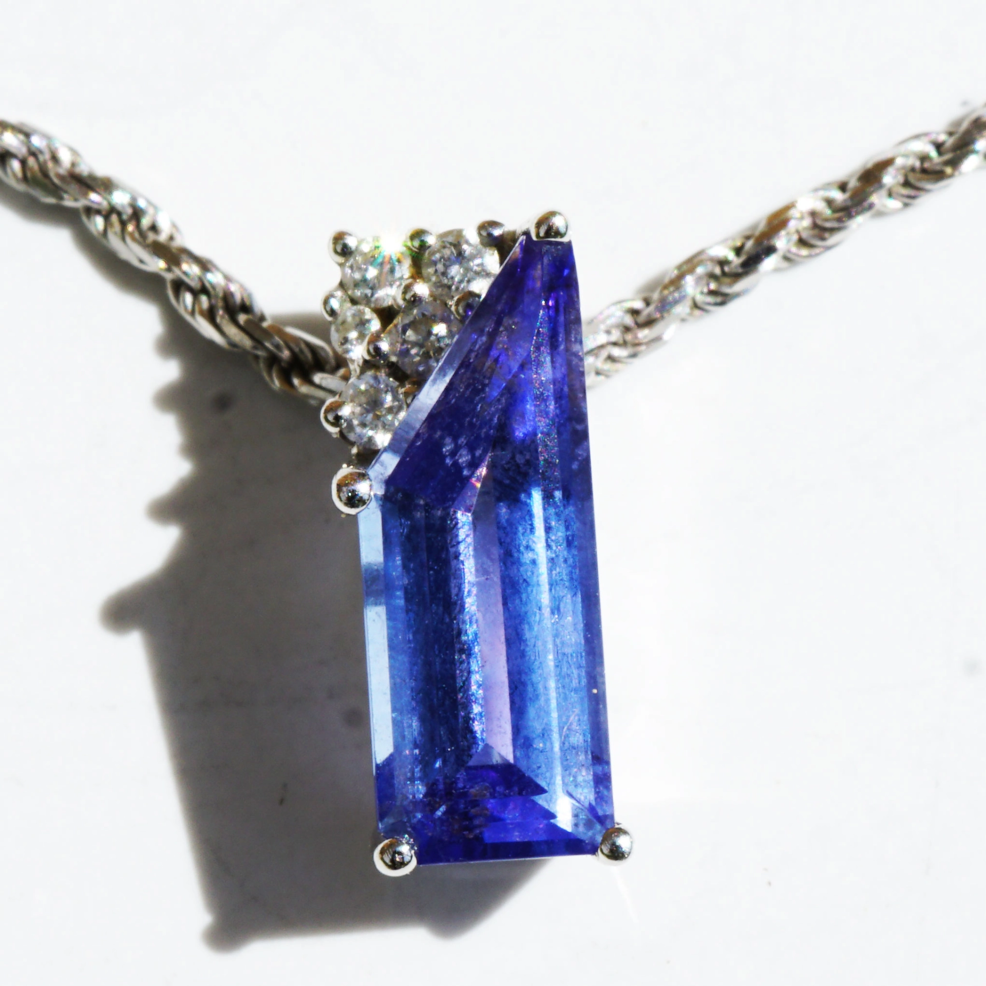 Tansanit Brillant Anhänger mit Kette in 750er Gold 2.132 ct 0.09 ct