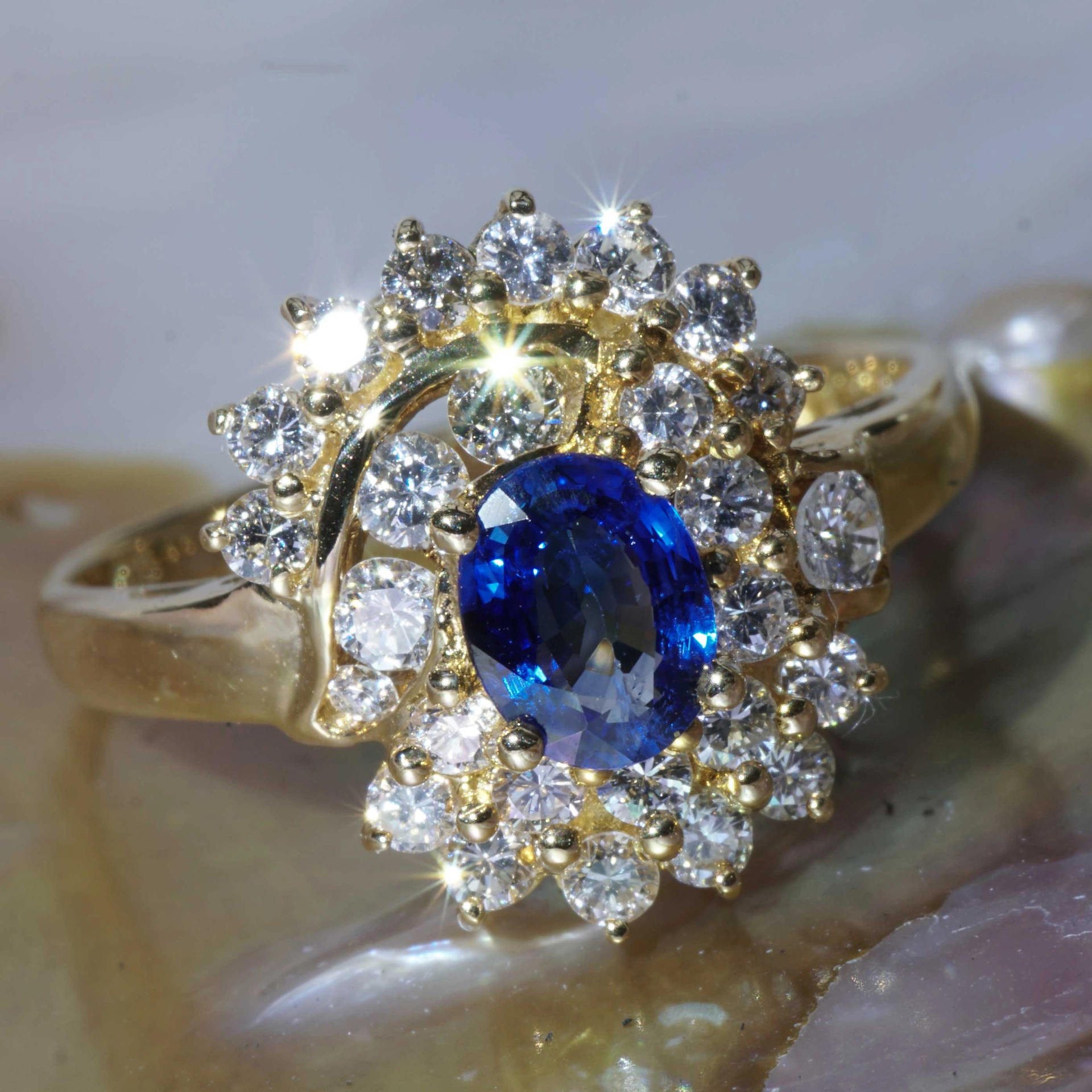 Sapphire Brilliant Ring 18kt Yellowgold 0.53 ct 0.65 ct wonderful royal Blue