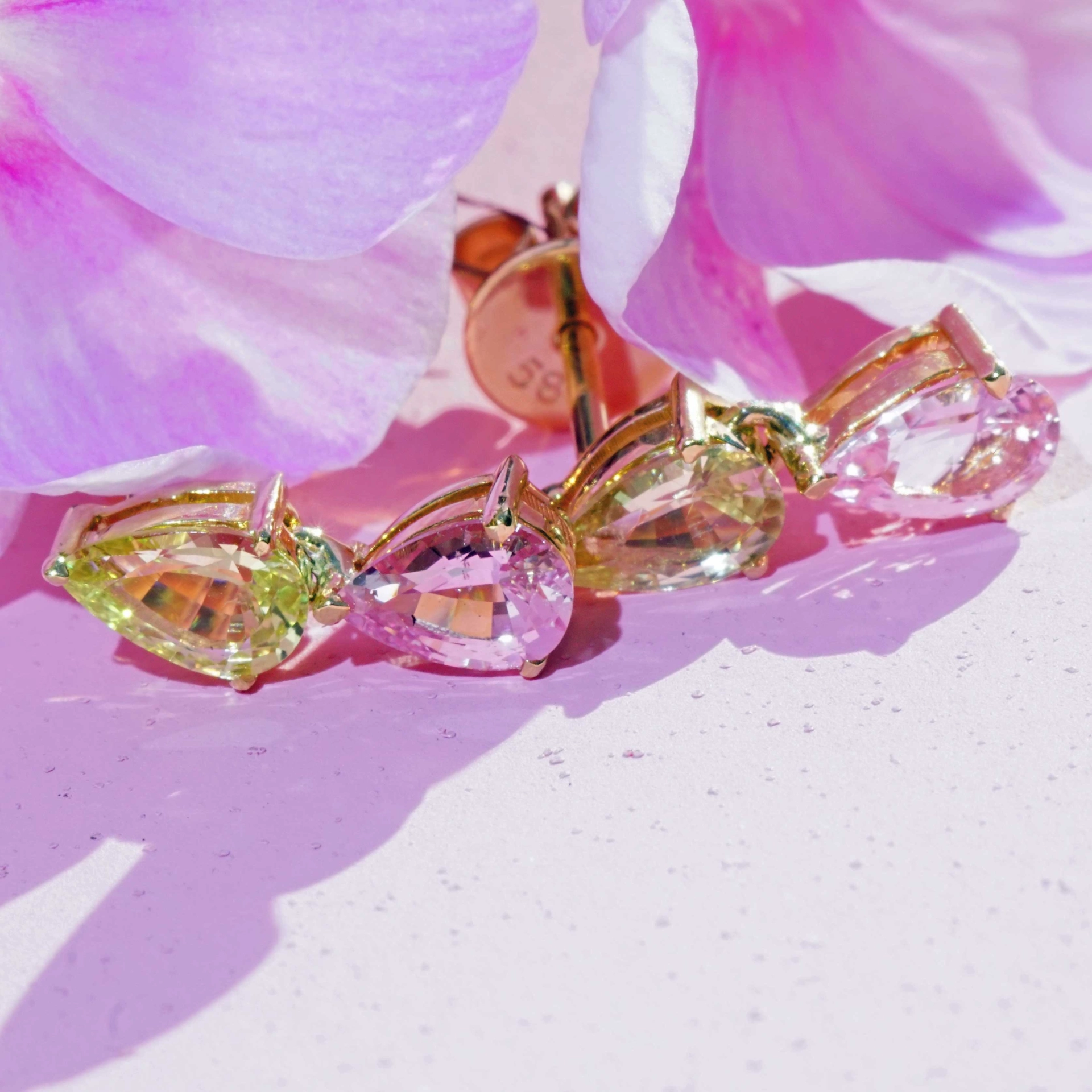 Saphire Earrings pink yellow 18 kt Yellow Gold Ilanka Mine Madagascar