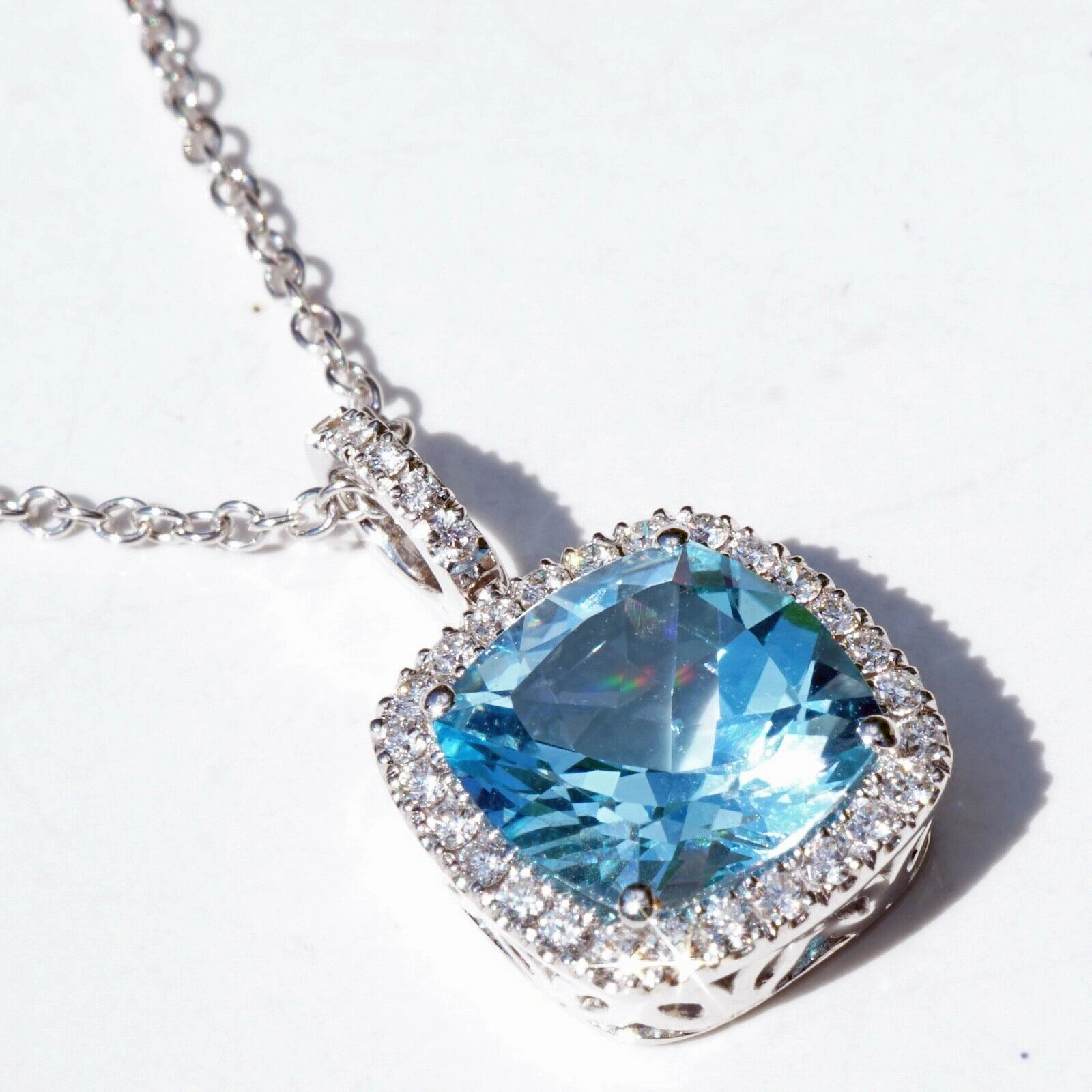 Bluetopaz Brilliant Pendant with Chain 18 kt Whitegold