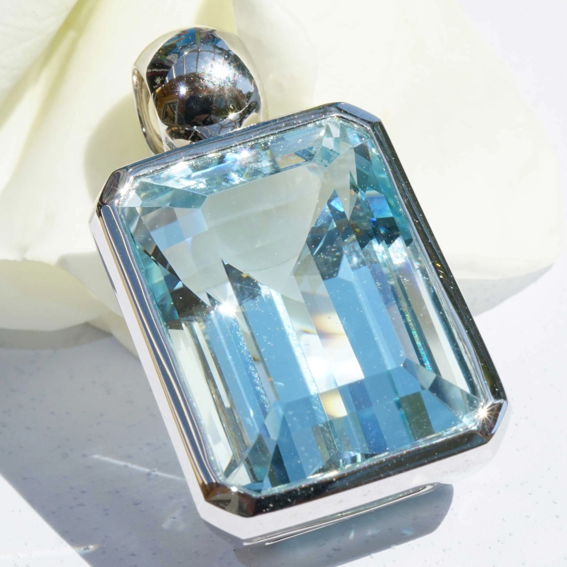 Newly arrived! Aquamarine Pendant 18 White Gold 17.66 ct  fine Quality feine Cut