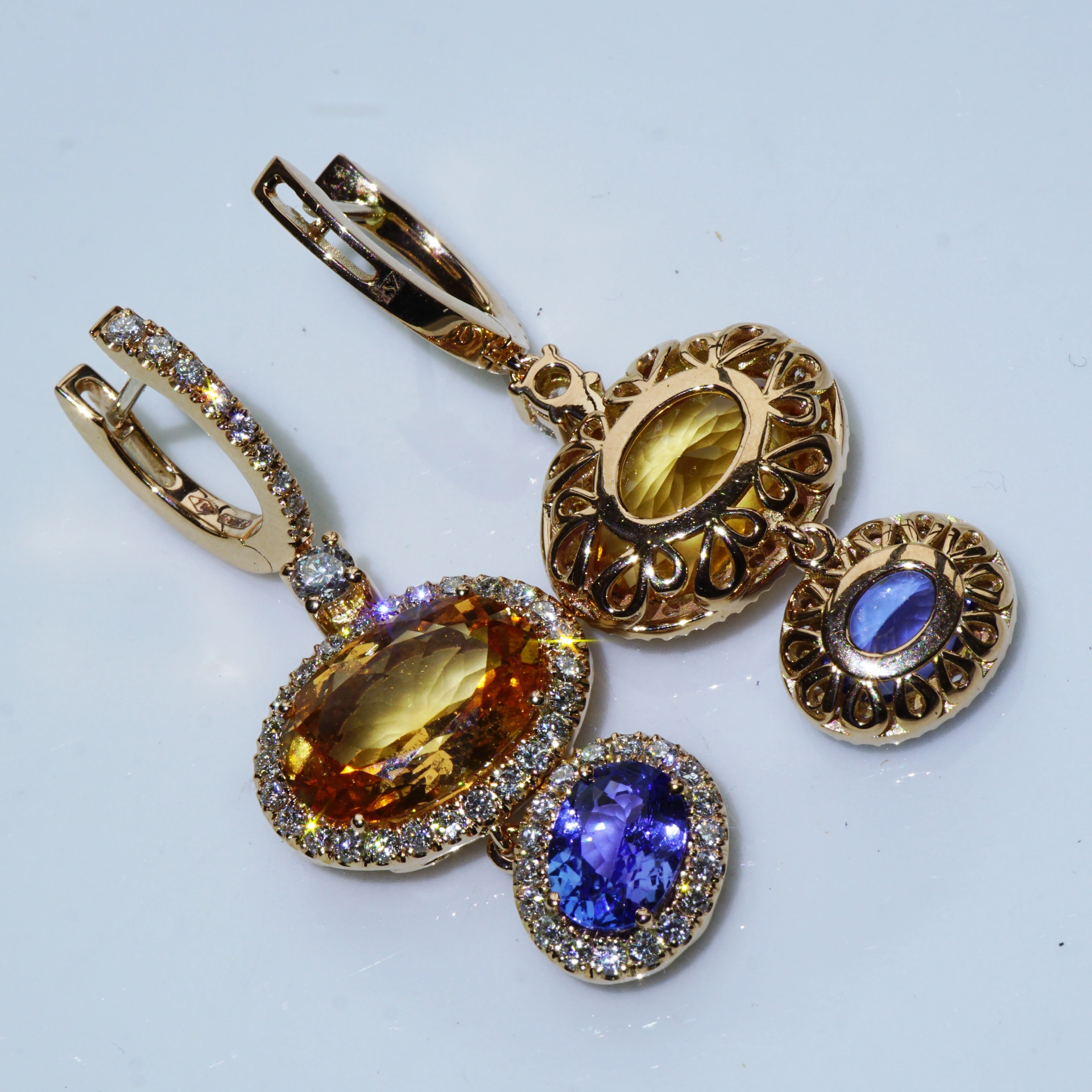 Stunningly beautiful Earrings with apricot-colored Garnet and Tanzanite 18 kt Rosegold