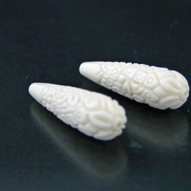 Beinschnitzerei, Pampel, ca. 3 x 1 cm