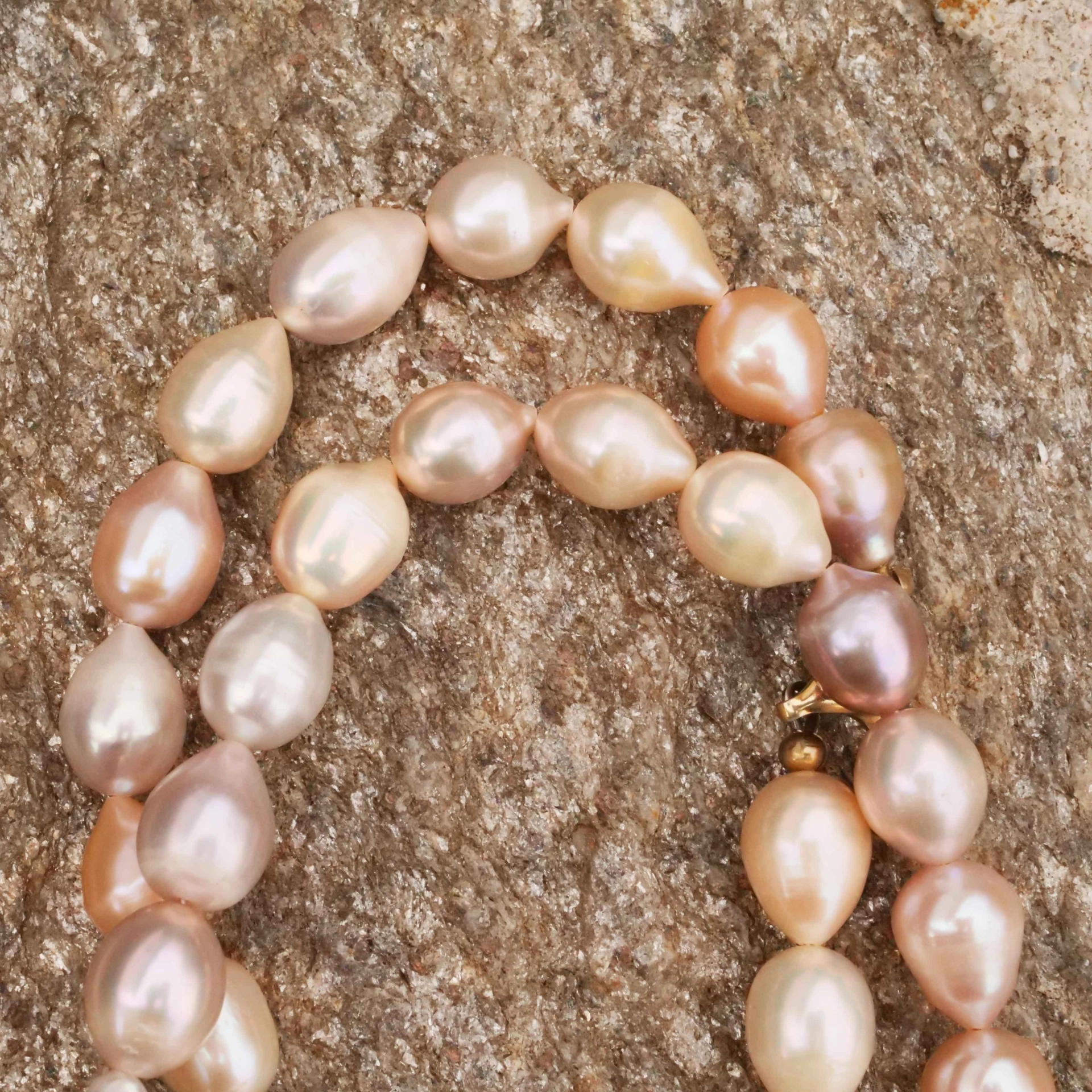 Baroque multicolor Pearl Necklace with tulip shaped Elements..... what a Summer Jewelry