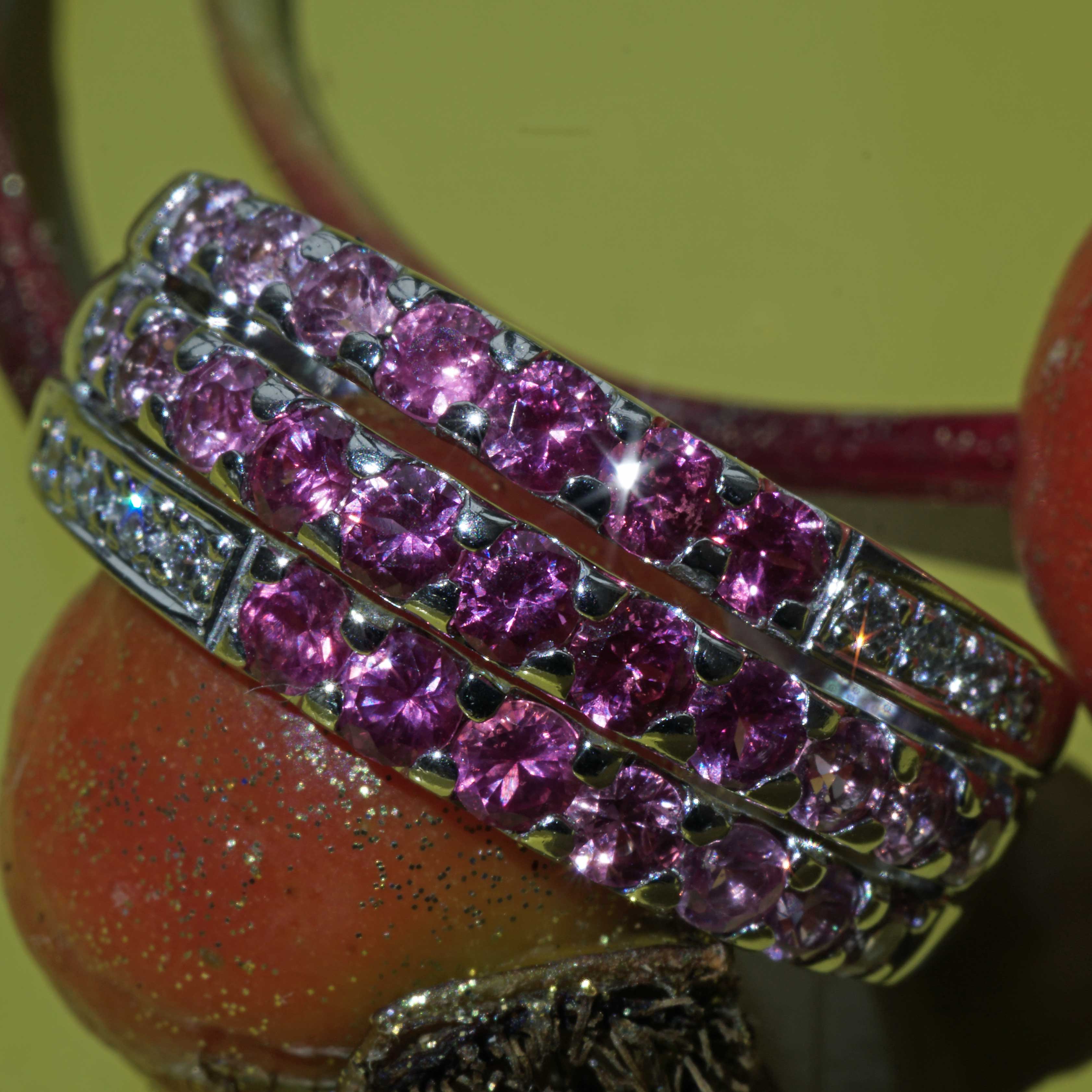 Pink Sapphire Brilliant Ring 750 white gold 1.50 ct 0.08 ct interesting color gradations from light to dark