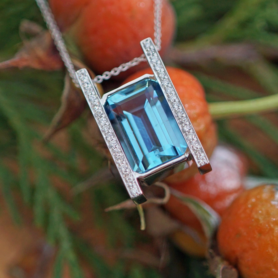 Farbenjäger Kollektion:Santa-Maria-Aquamarin-Brillant-Anhänger mit Kette, 750er-Weißgold