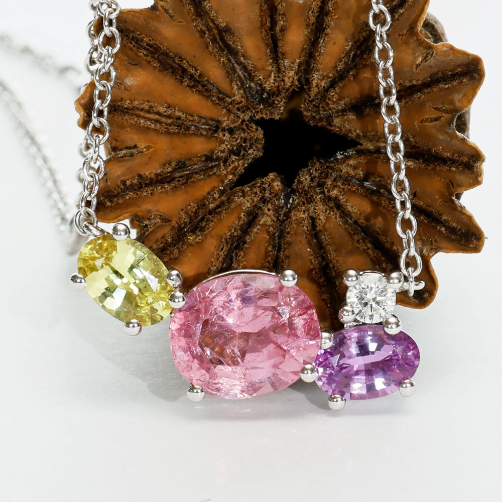 Saphir Spinell Brillant Necklace 18kt Whitegold 2.60 ct 0.20 ct Ilakaka Mine Madagascar yellow purpled Mine Tadschikistan