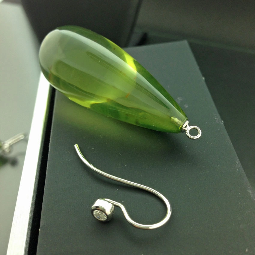 Brillant-Ohrhänger mit grünem Bernstein, 585/-Weißgold