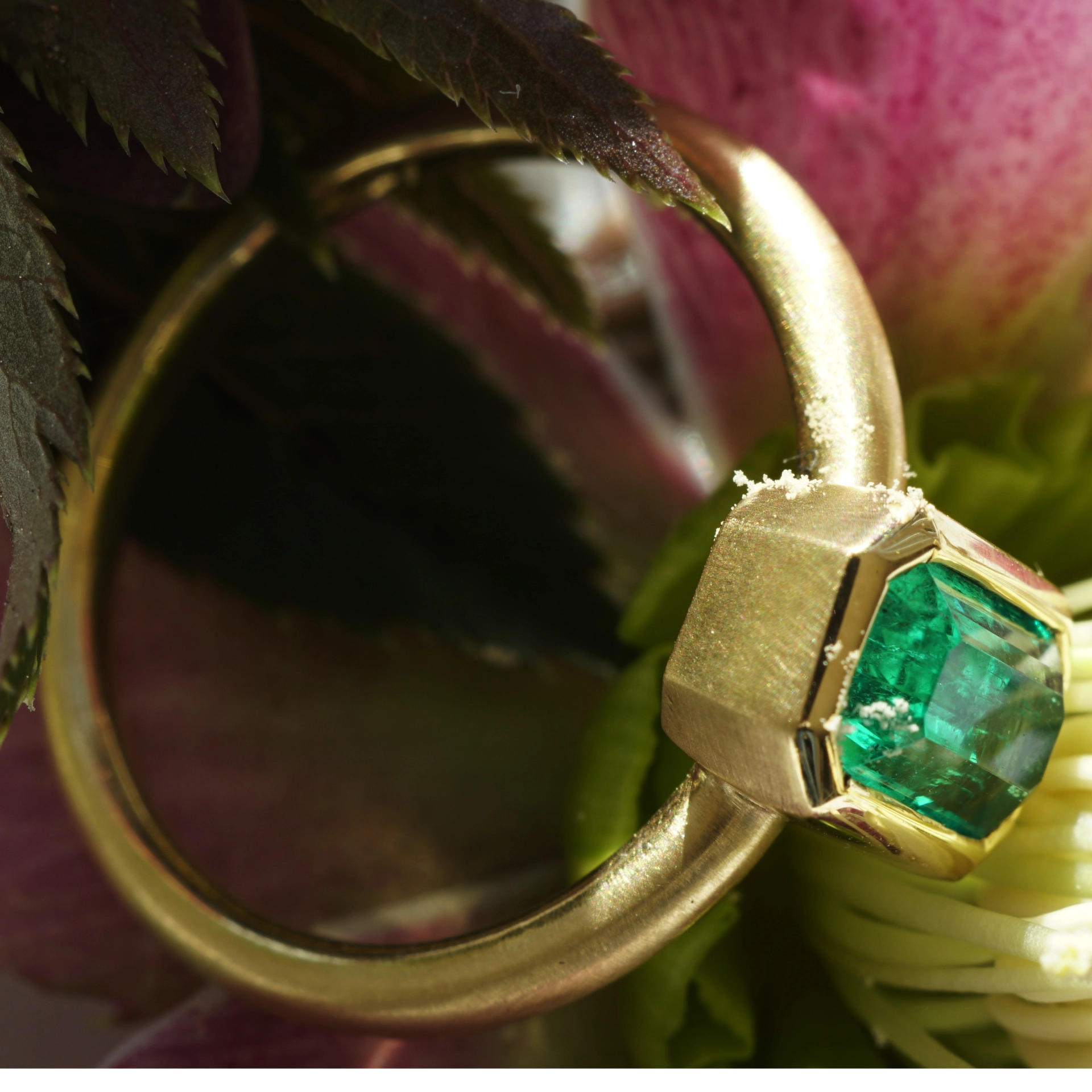 Emerald ring 0.97 ct, top quality from Afghanistan, 750 yellow gold handmade