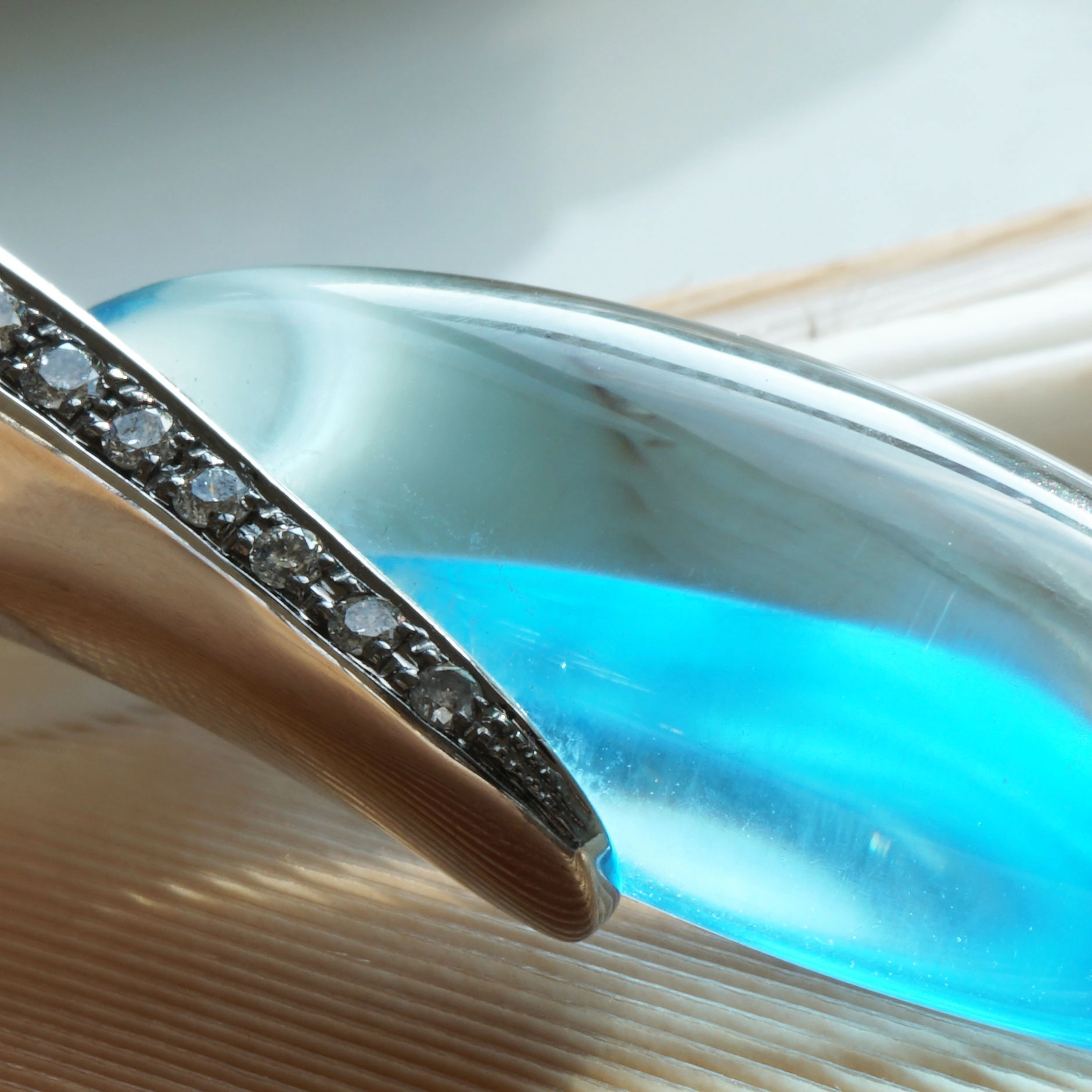 Amazing Color Blue forever a Blue Topas approx. 24 ct modern Setting with Grey Diamonds