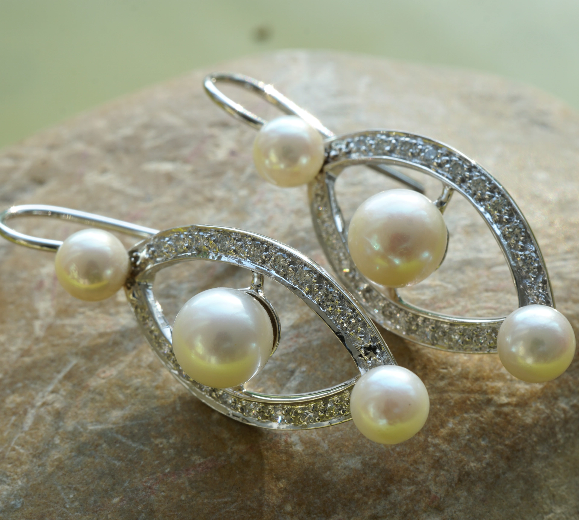 Diamond Pearl Earrings 18 kt Whitegold....Ellipse Revoire