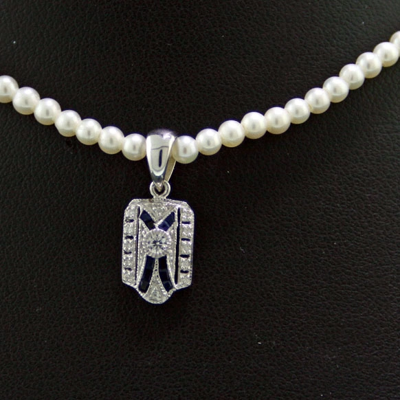 Anhänger im Art-Deko Stil mit Akoyaperlkette, 375er-Gold, 9 kt Weißgold