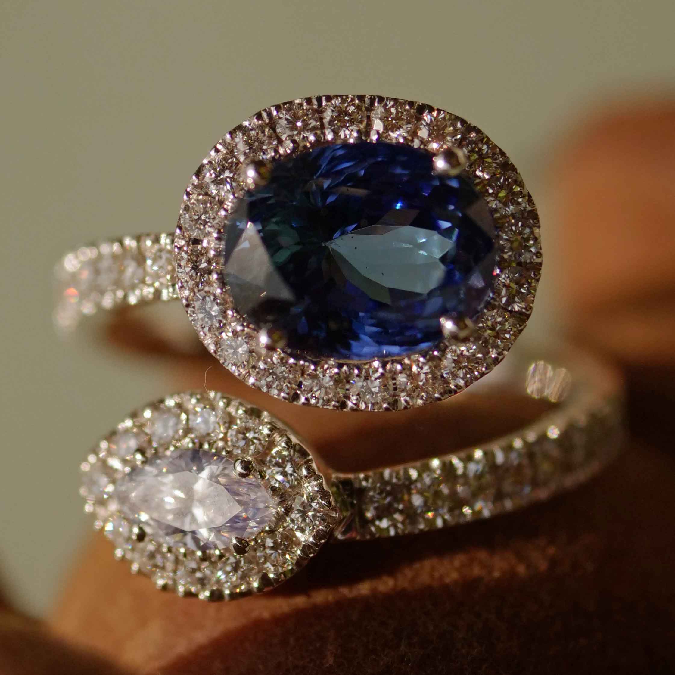 Tanzanite Brilliant Ring 18 kt White Gold Twin Design 1.06 ct with Navette