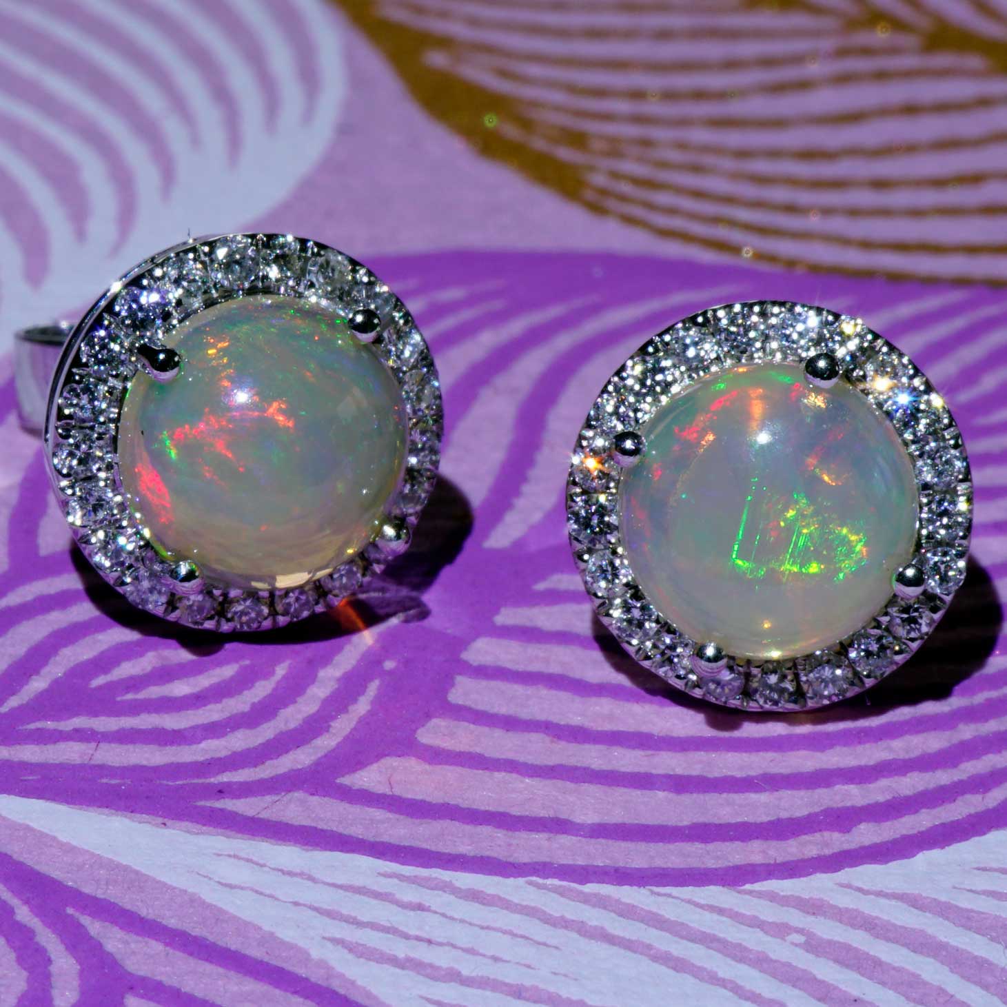 Brilliant Opal Ear Stud 18 kt Whitegold TW / VS lively fine transluzent Ethiopia