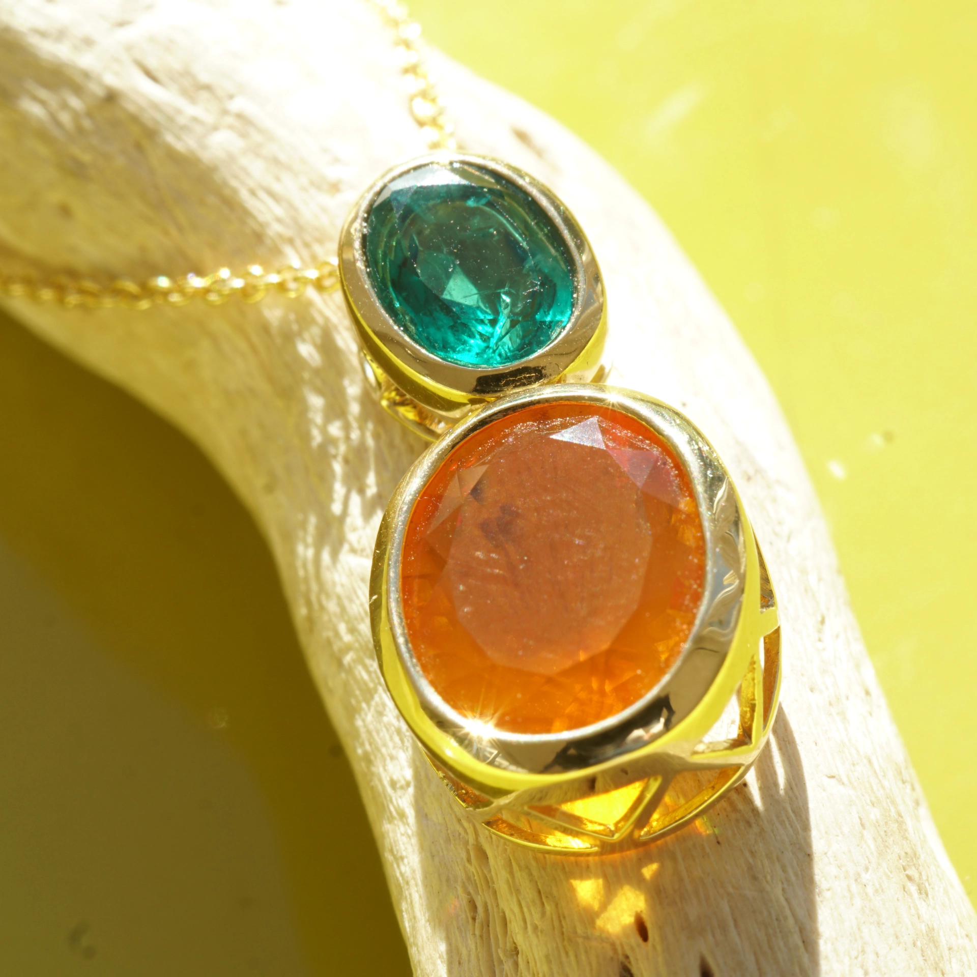 Smaragd Feueropal Anhänger m. Kette 750er Gelbgold 2.24 ct 0.66 ct AAA+