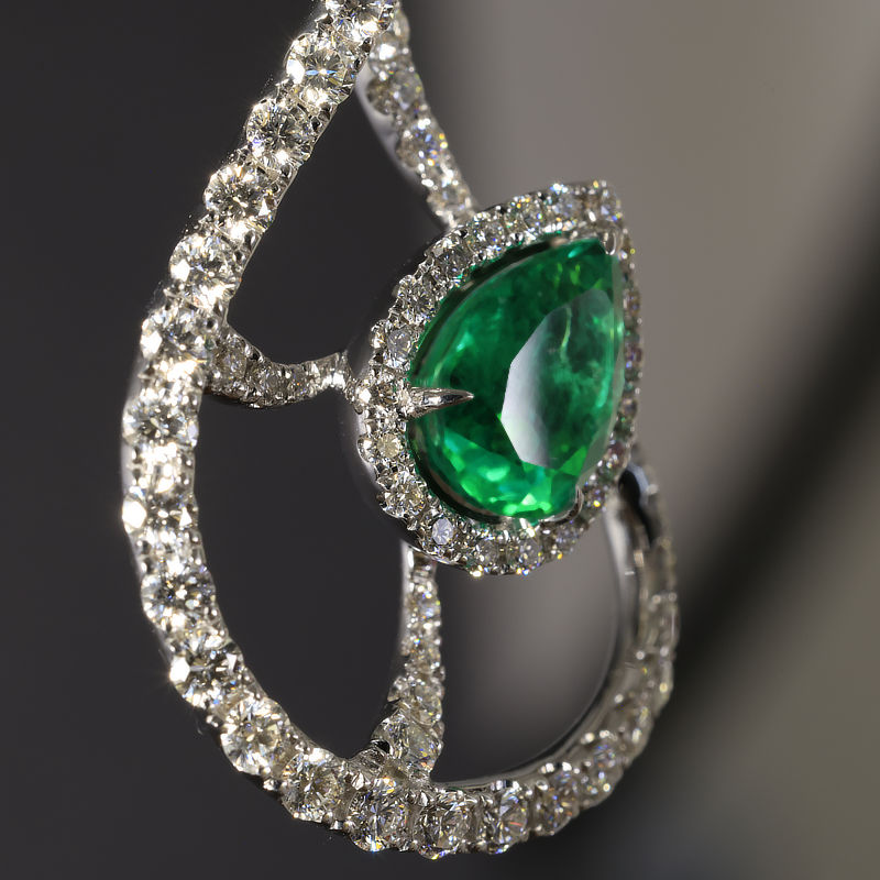 Diamond Emerald Necklace....18 kt Whitegold....bright vivid green Emeraldcolor
