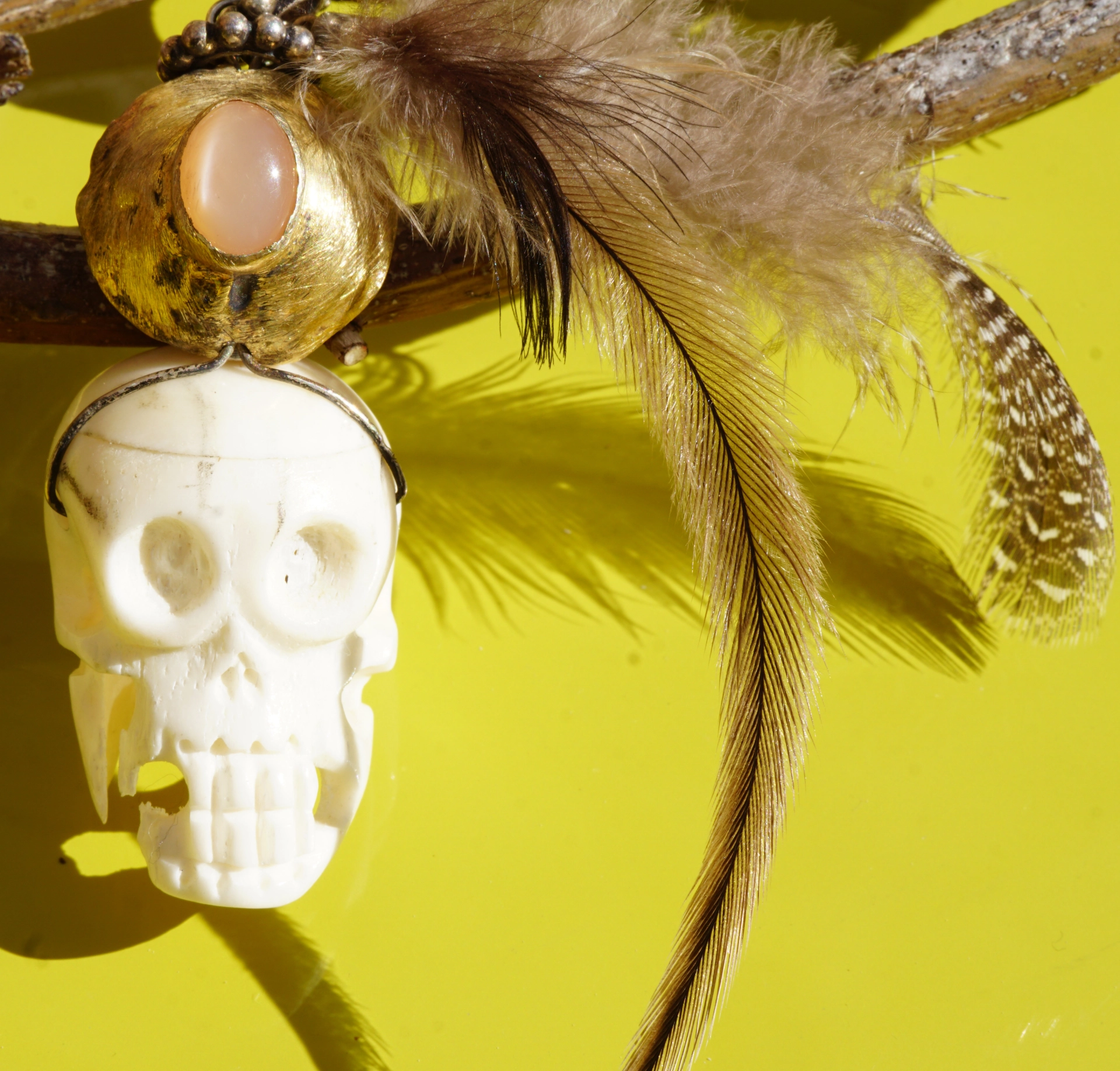 Piratenanhänger Vanitas Silber vergoldet Mondstein Hahnen Perlhuhnfedern