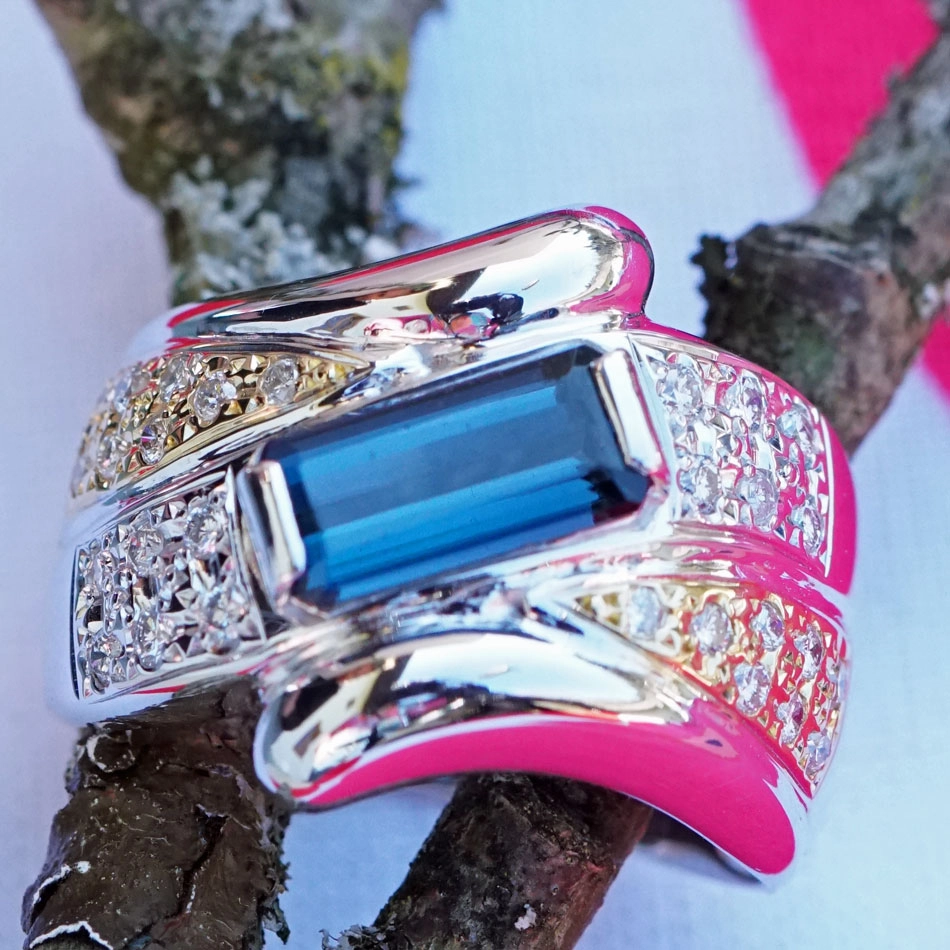 Indigolith Tourmaline Ring with Diamonds 18 kt Whitegold....precious