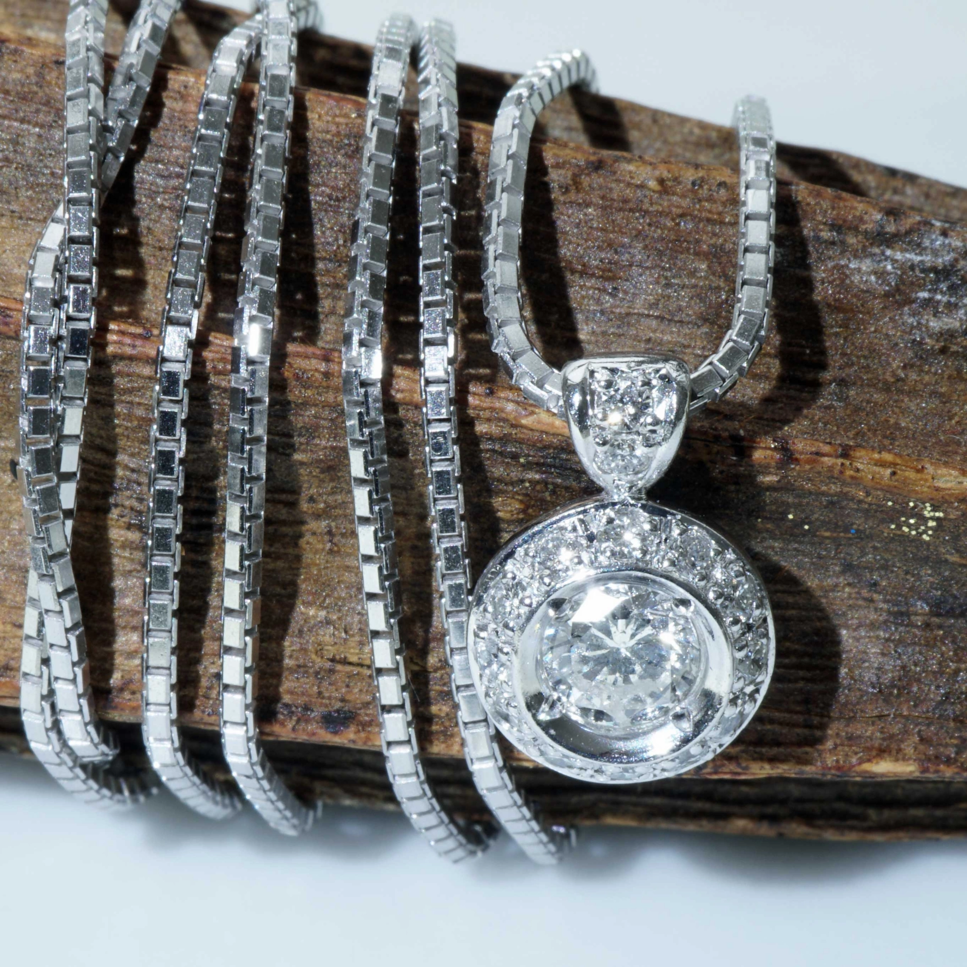 Brilliant Necklace 0.53 ct Solitaire with Halo Palladium 18 kt Whitegold