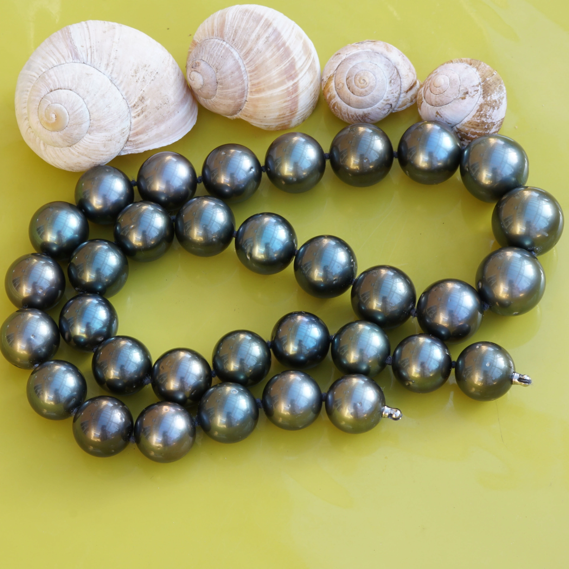 Round Tahitian cultured Pearl Necklace in black-dark anthracite AAA+ 8-10,8mm