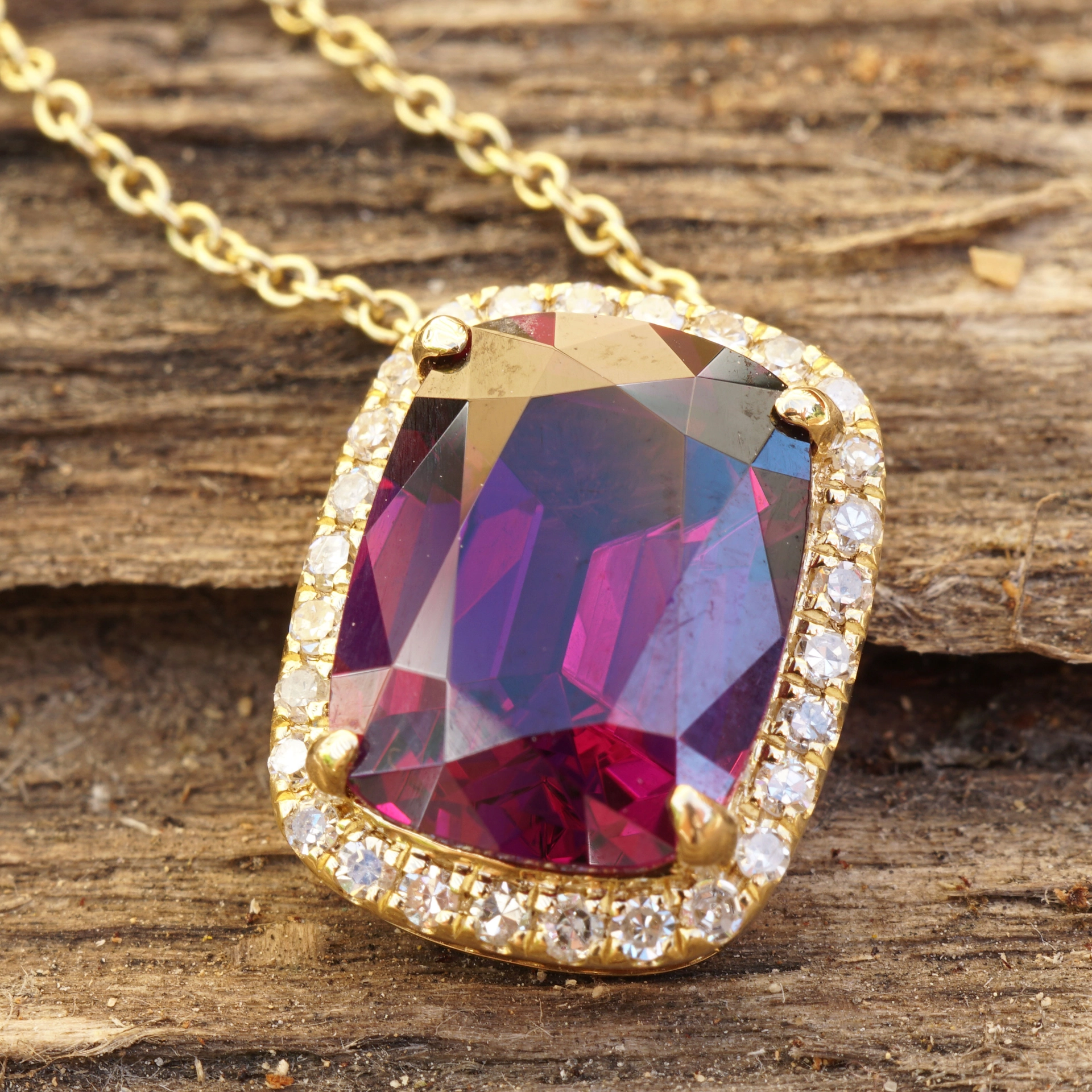 Rhodolite Pendant with Diamonds....Mozambique 18kt Yellowgold